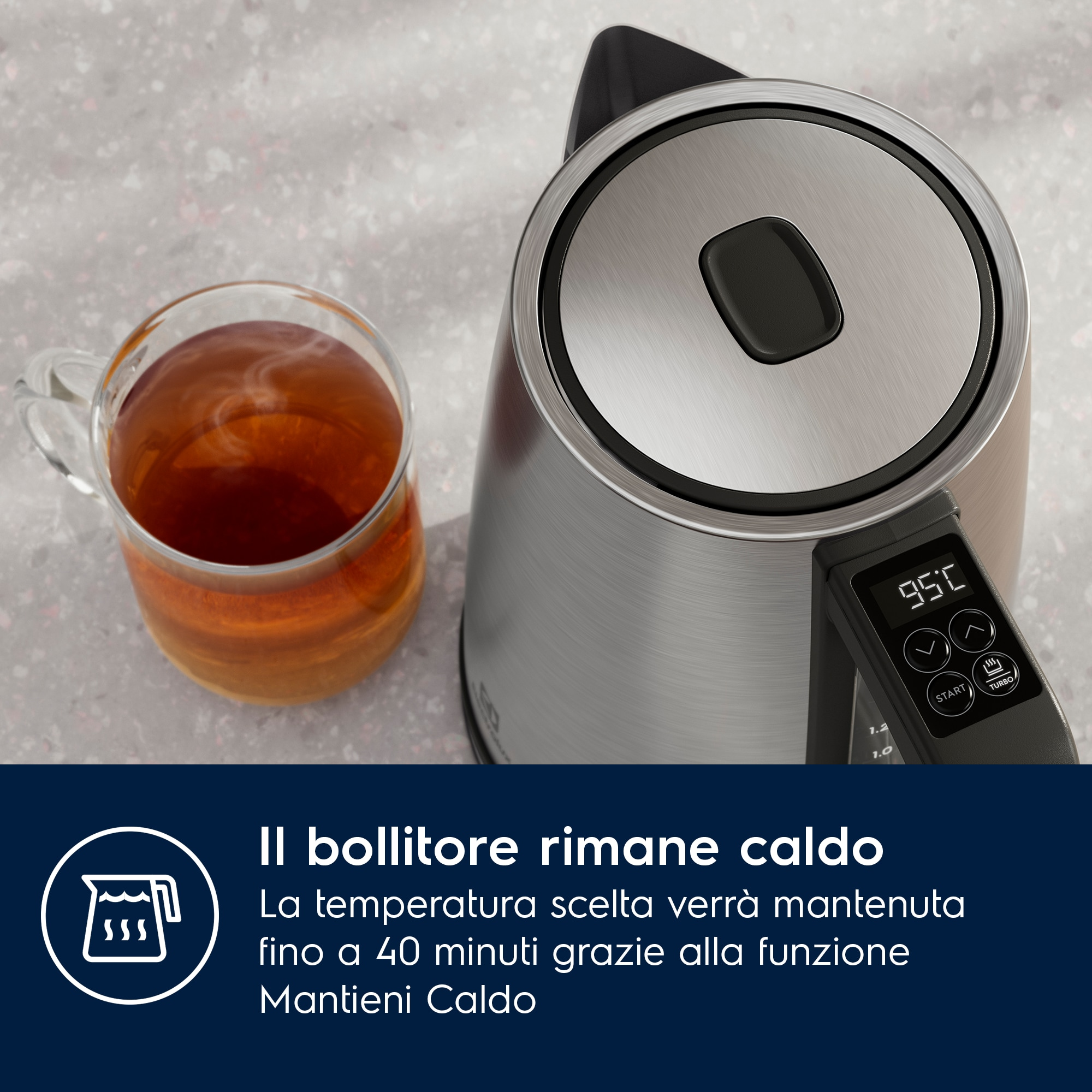 Srebrny czajnik elektryczny z cyfrowym wyświetlaczem. Obok szklanka herbaty.