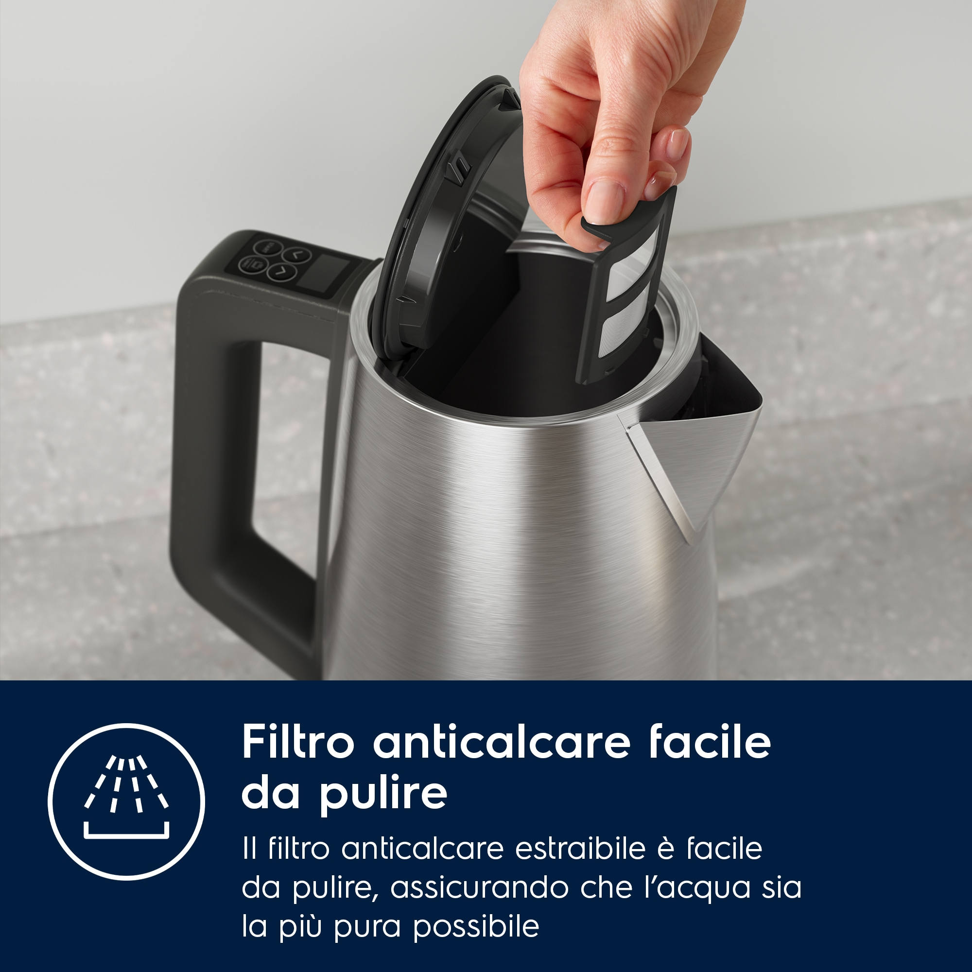 Zbliżenie dłoni wyjmującej filtr ze stalowego czajnika elektrycznego.