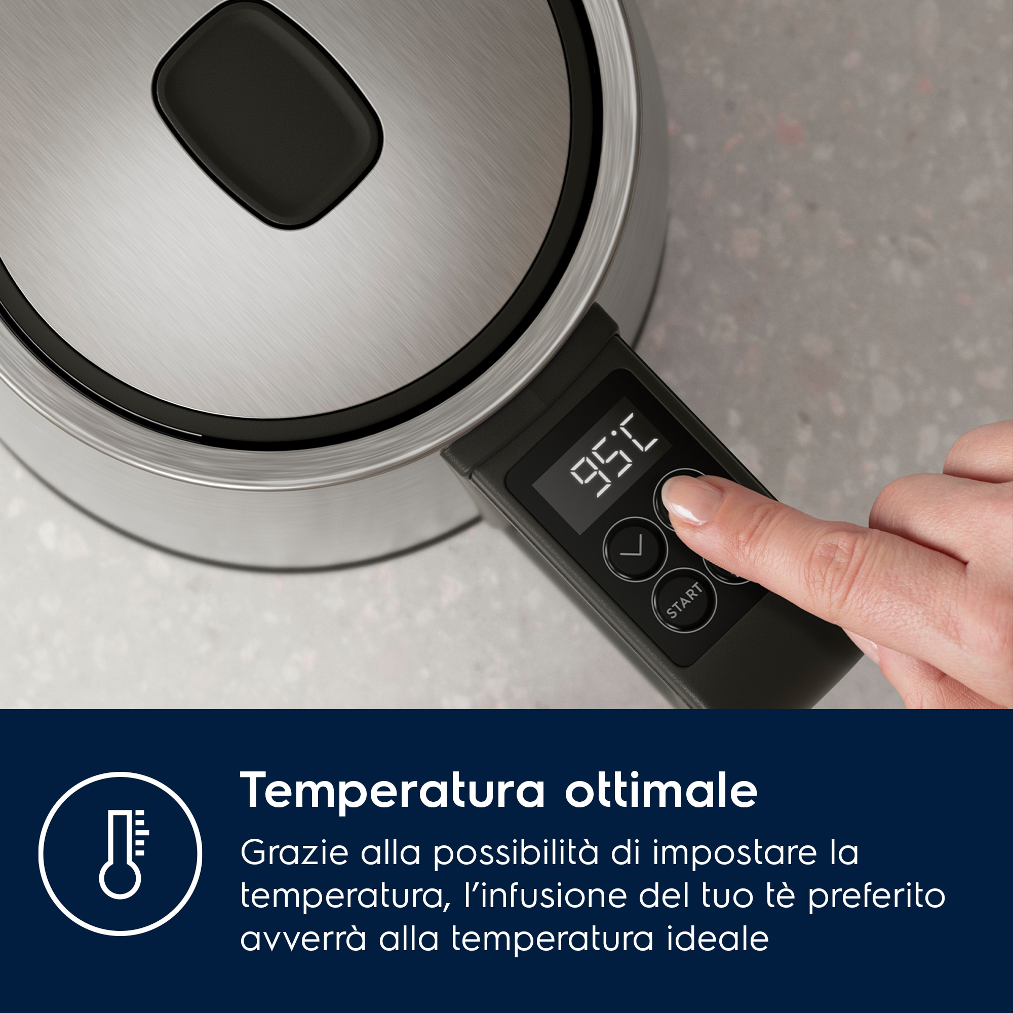 Dłoń ustawiająca temperaturę na srebrnym czajniku elektrycznym z cyfrowym wyświetlaczem.