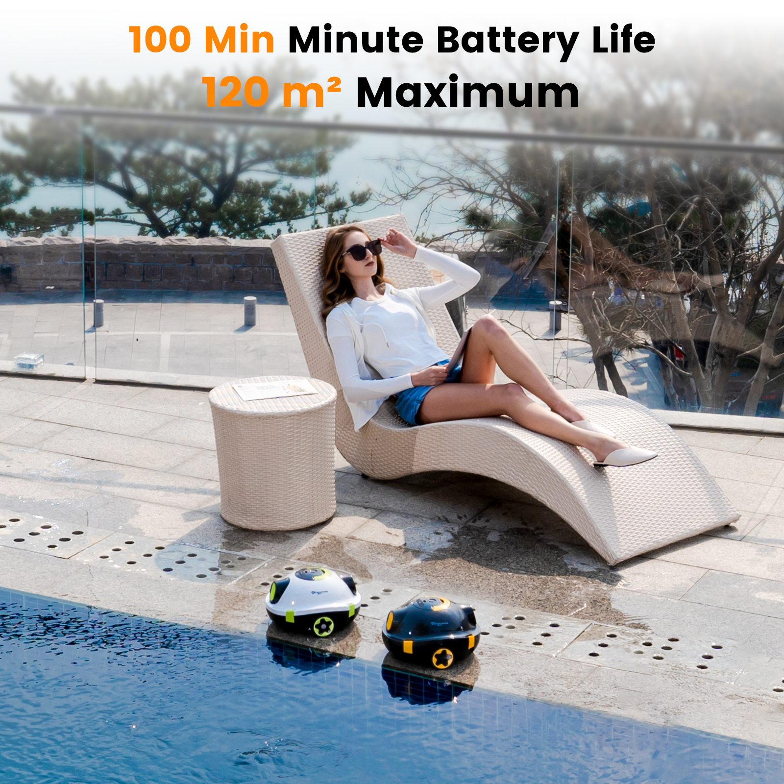 Une femme se relaxant au bord d'une piscine avec deux nettoyeurs de piscine. Le texte dit '100 Min Battery Life' et '120 m² Maximum'.