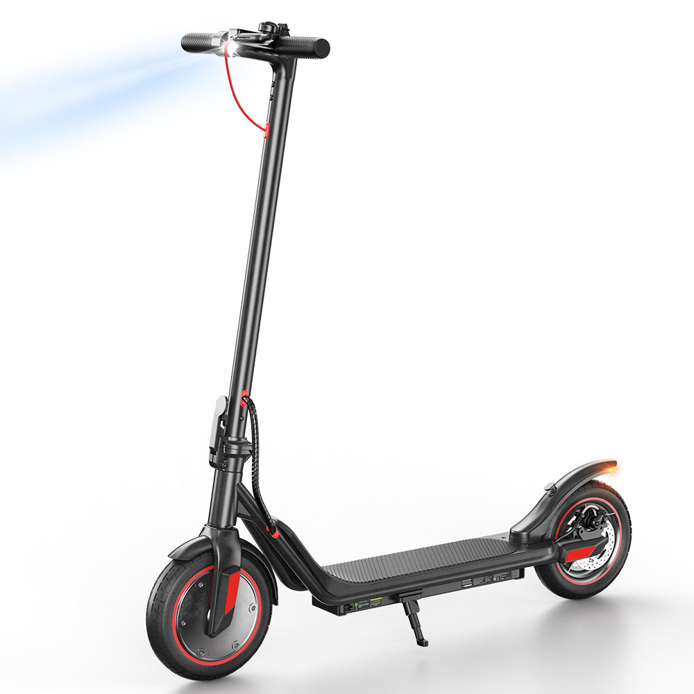 Scooter elettrico nero con dettagli rossi. Faro acceso. Ruote con cerchi rossi.