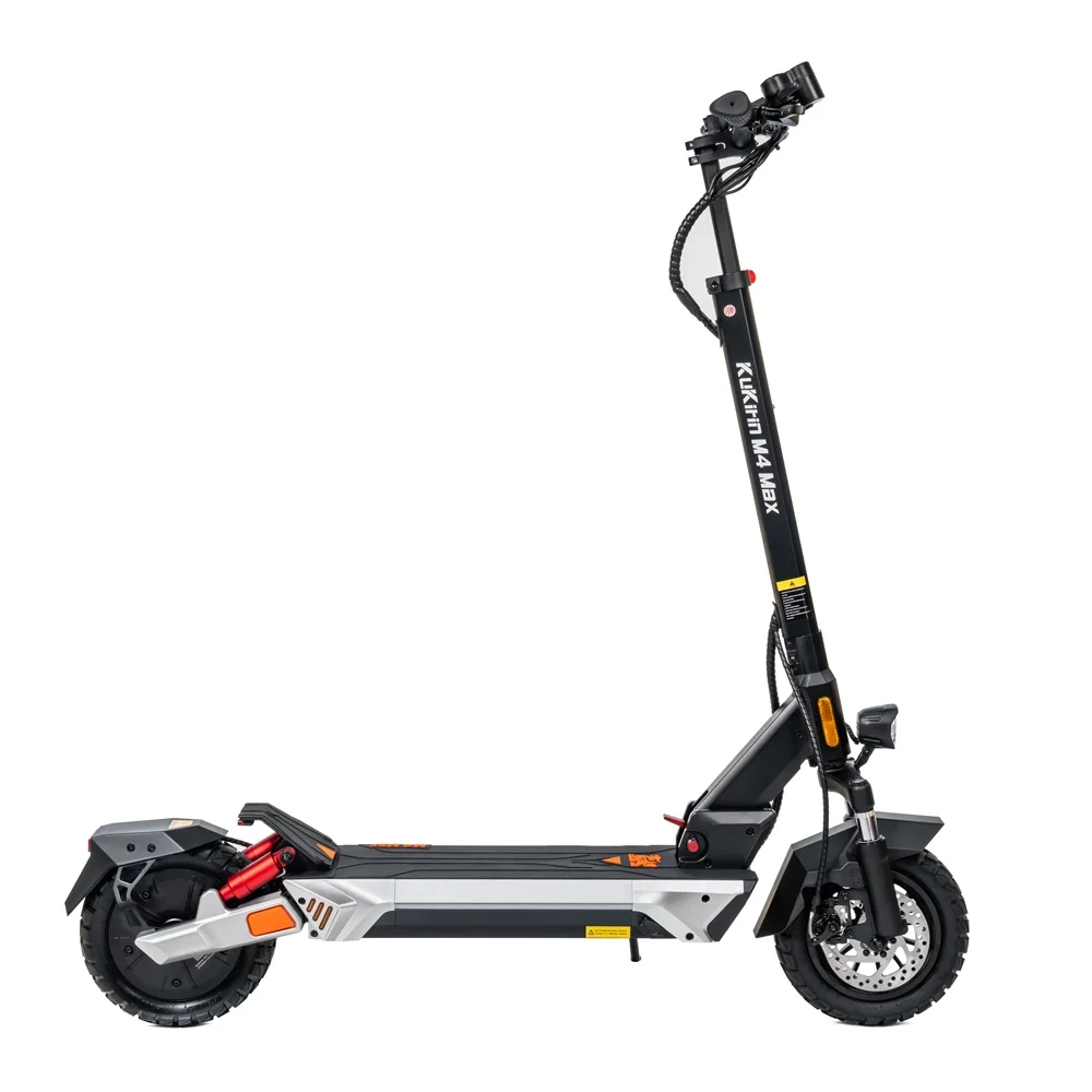 Uno scooter elettrico nero su sfondo bianco. Lo scooter ha un lungo stelo e una luce anteriore.
