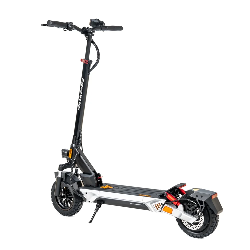 Uno scooter elettrico nero su sfondo bianco. Lo scooter è visto da dietro in un'angolazione.