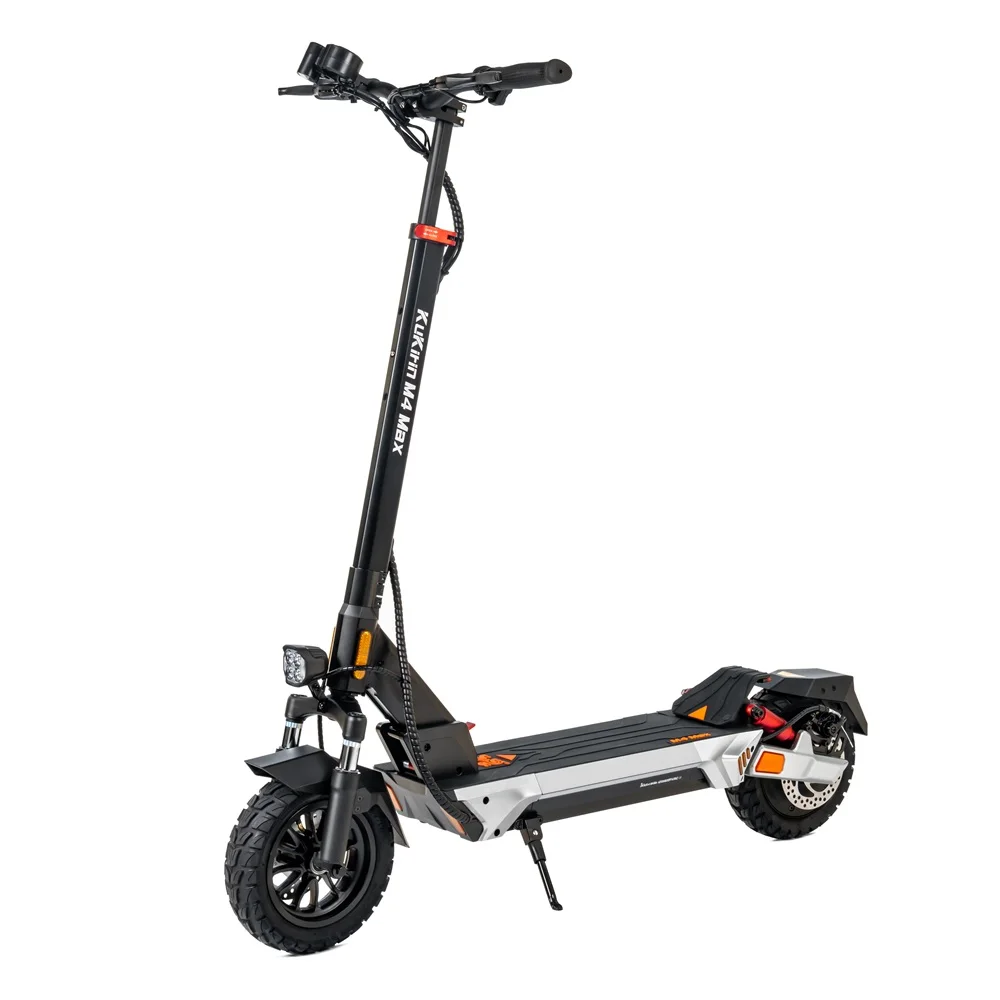 Uno scooter elettrico nero su sfondo bianco, visto da un'angolazione anteriore. Ha un faro.
