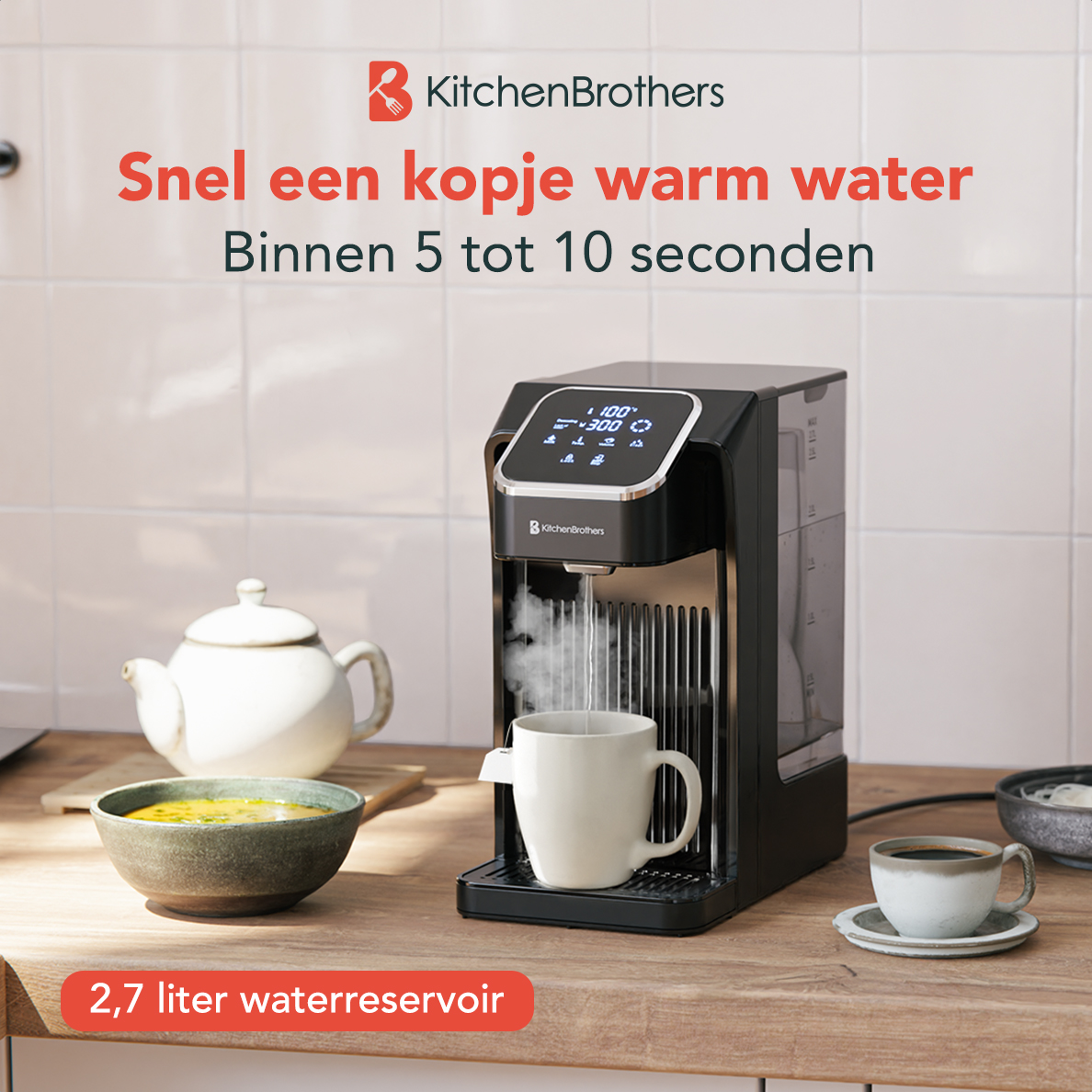 Een zwarte KitchenBrothers instant heetwaterdispenser met een kopje dat wordt gevuld.