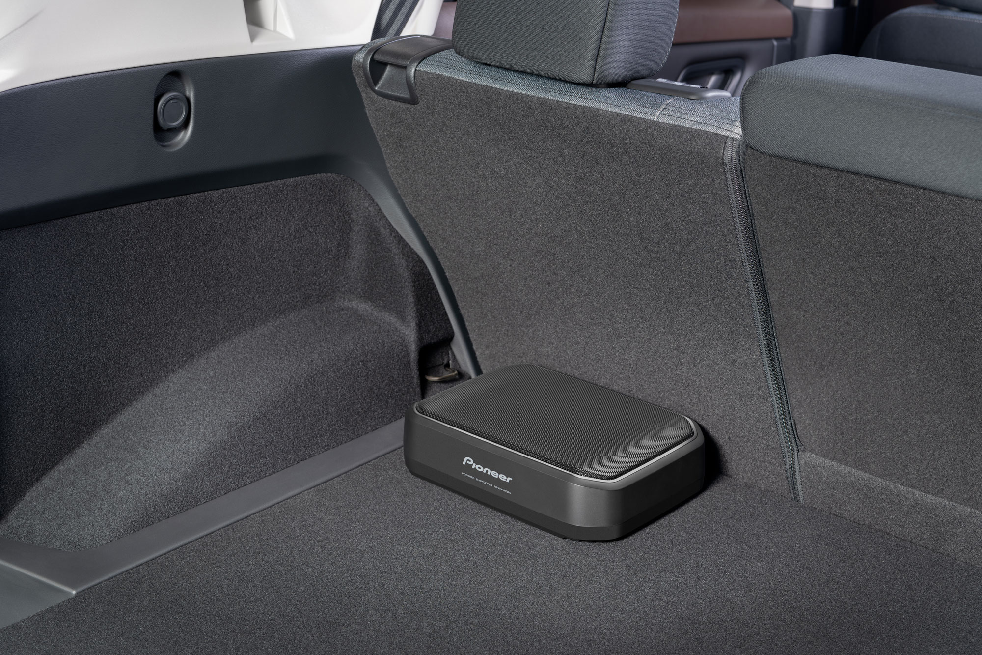 Un subwoofer Pioneer nero posizionato nel bagagliaio di un'auto.