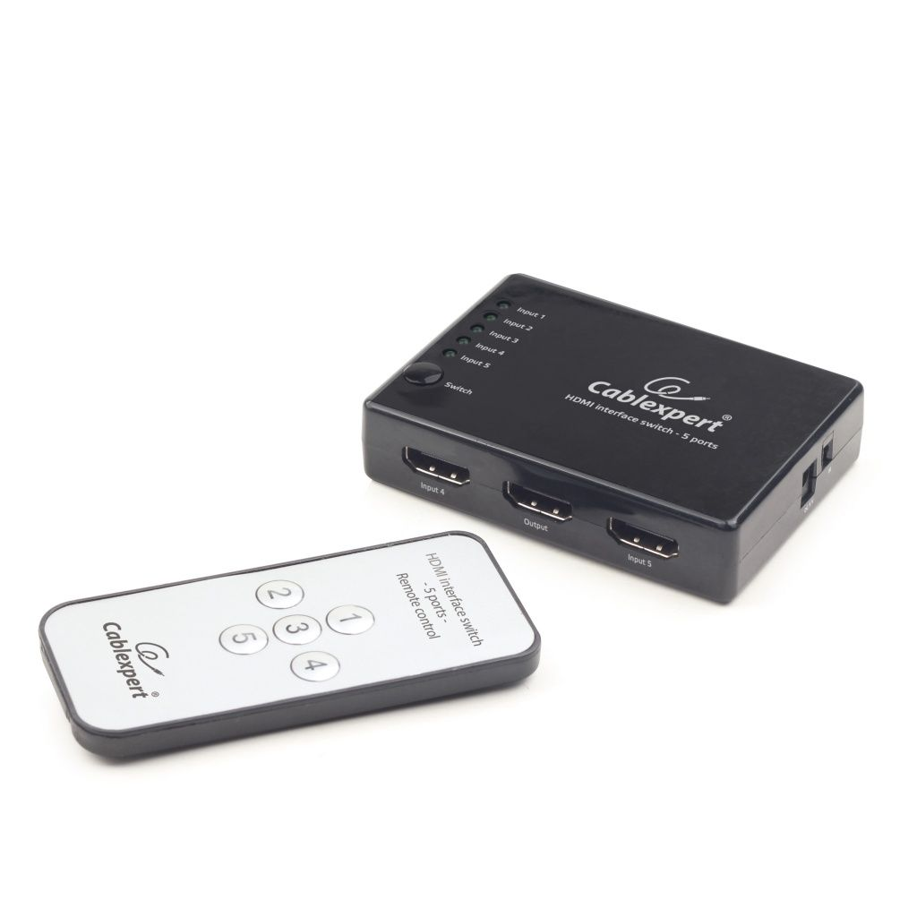 L'image montre un commutateur d'interface HDMI Cablexpert noir avec une télécommande sur un fond blanc.