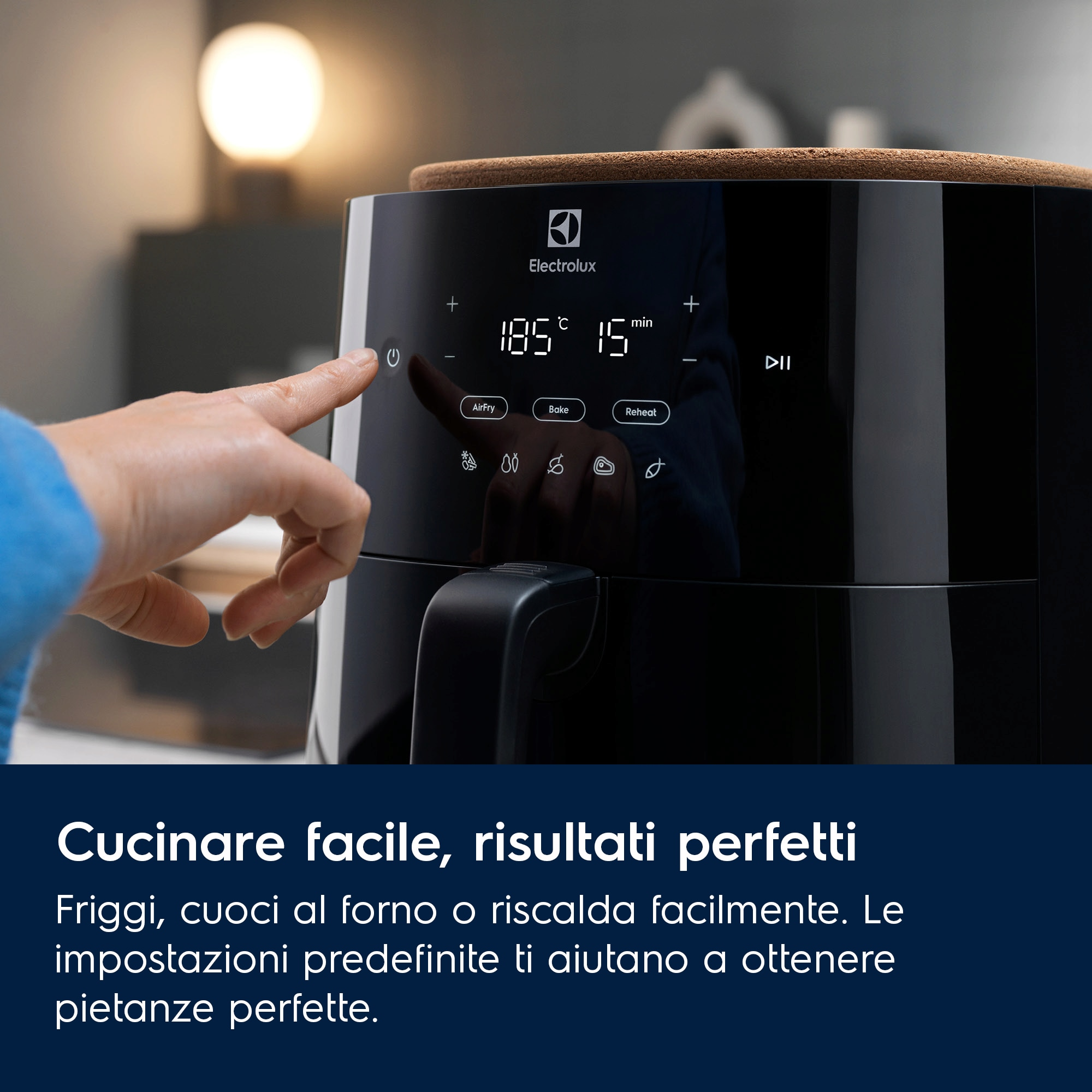 Frytownica powietrzna pokazująca panel sterowania. Ręka naciska przycisk. Czarny i biały.