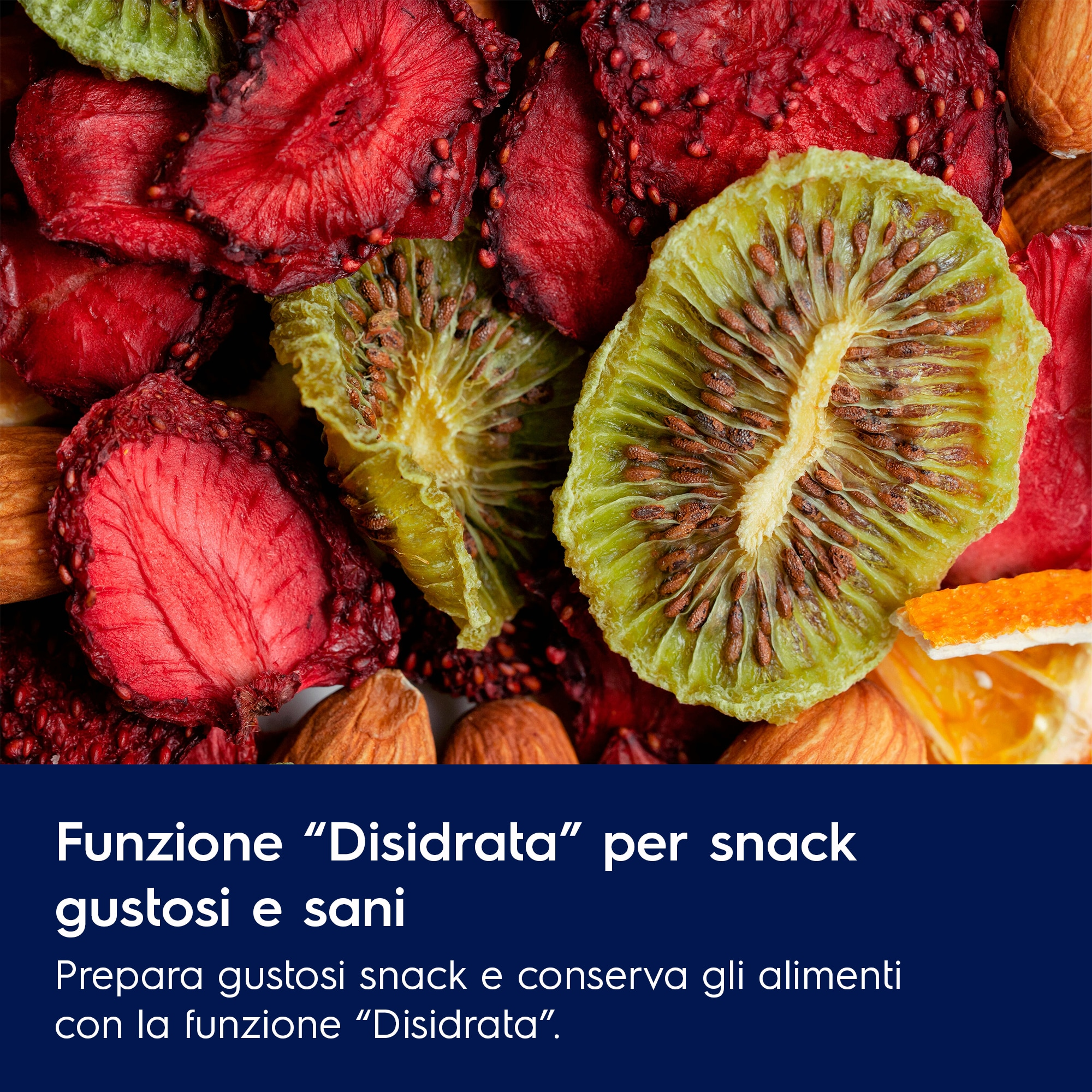 Owoce suszone: czerwone truskawki, zielone kiwi i brązowe migdały, na drewnianej powierzchni.