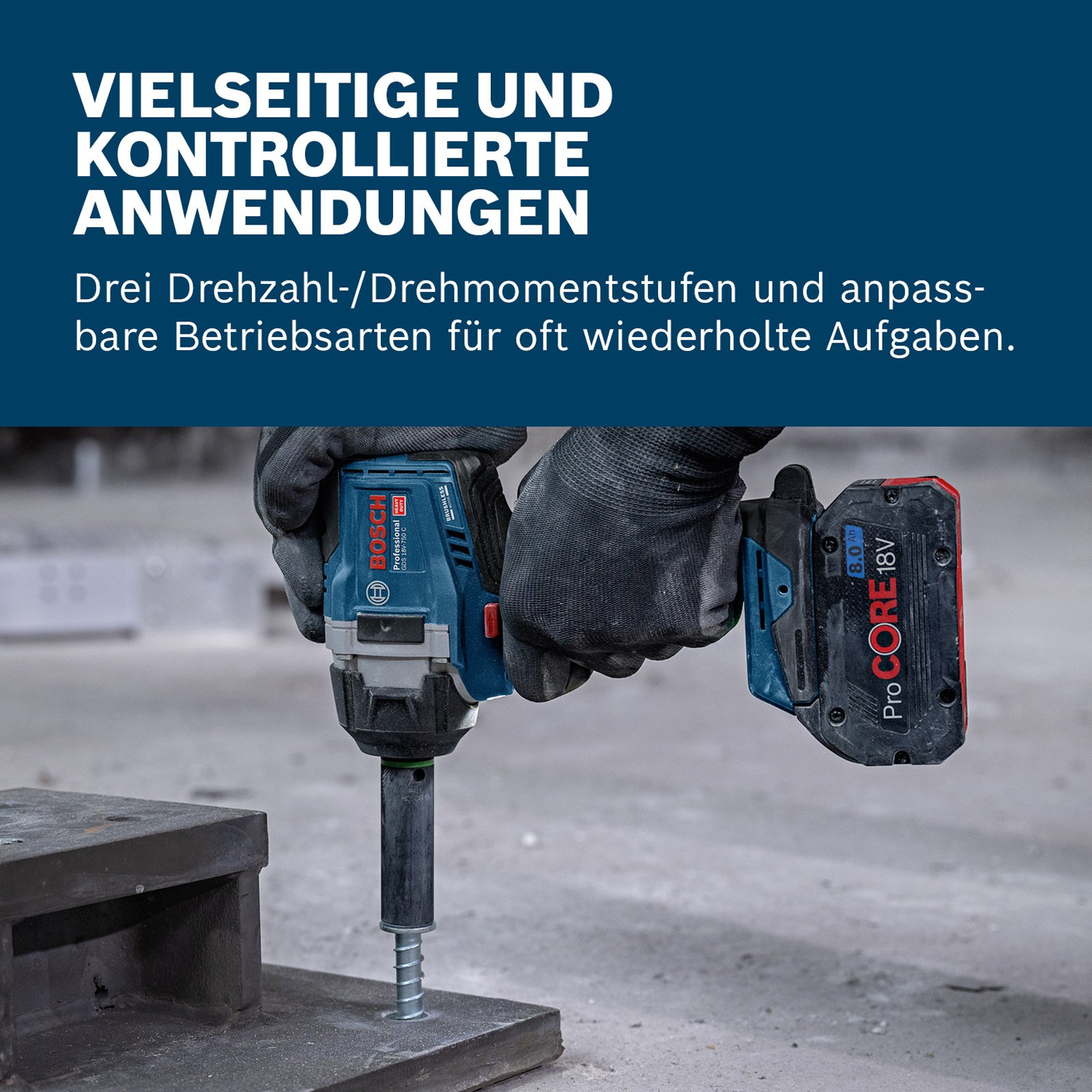 Eine behandschuhte Hand benutzt einen blauen Bosch-Bohrer, um in Metall zu schrauben.