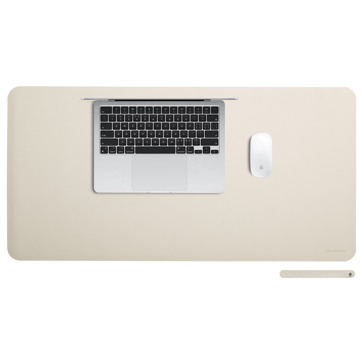 Laptop e mouse su un tappetino da scrivania beige, visto dall'alto.