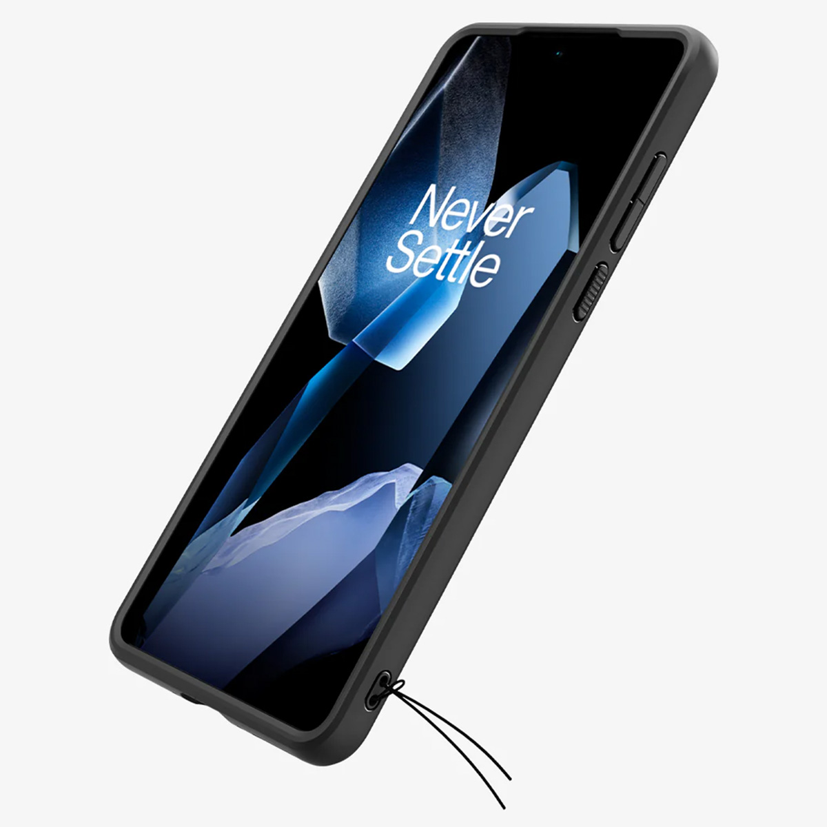 Een telefoon met een zwart hoesje en de tekst 'Never Settle' op het scherm.