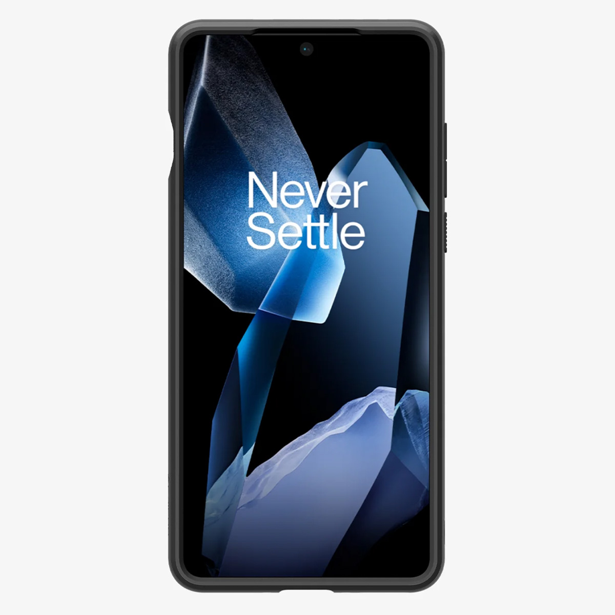 Telefoon met zwart hoesje, toont 'Never Settle' op het scherm. Abstracte achtergrond.
