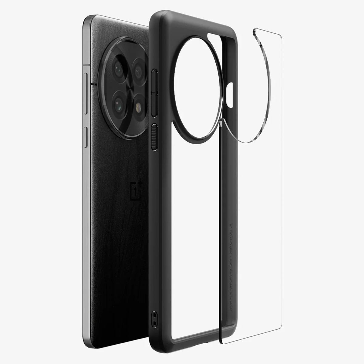 Telefoon met hoesje en apart helder schild voor schermbescherming tegen een witte achtergrond, waarbij de apparaatbescherming wordt getoond.