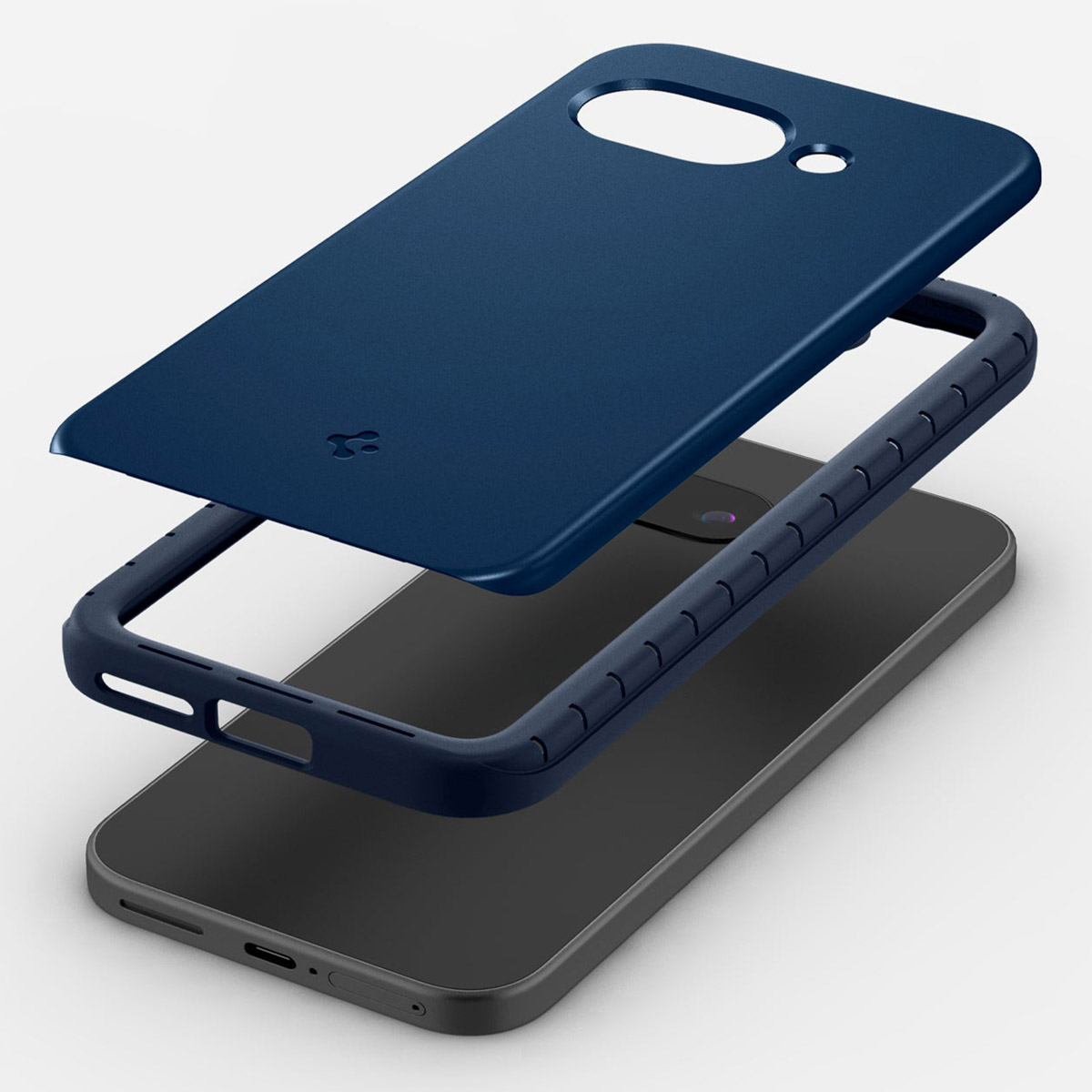 Coque de téléphone bleu marine en trois parties à côté d'un téléphone, montrant les différentes couches de protection.