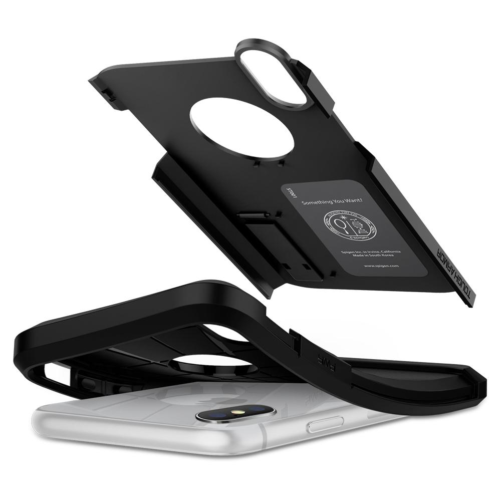 Eine schwarze Handyhülle mit modularen Komponenten, die teilweise über einem Telefon montiert sind.