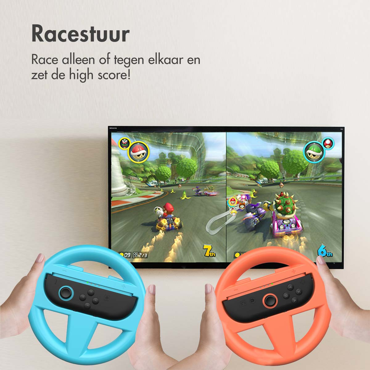 L'immagine mostra un volante blu e arancione per una console di videogiochi davanti a uno schermo televisivo che mostra un gioco di corse.