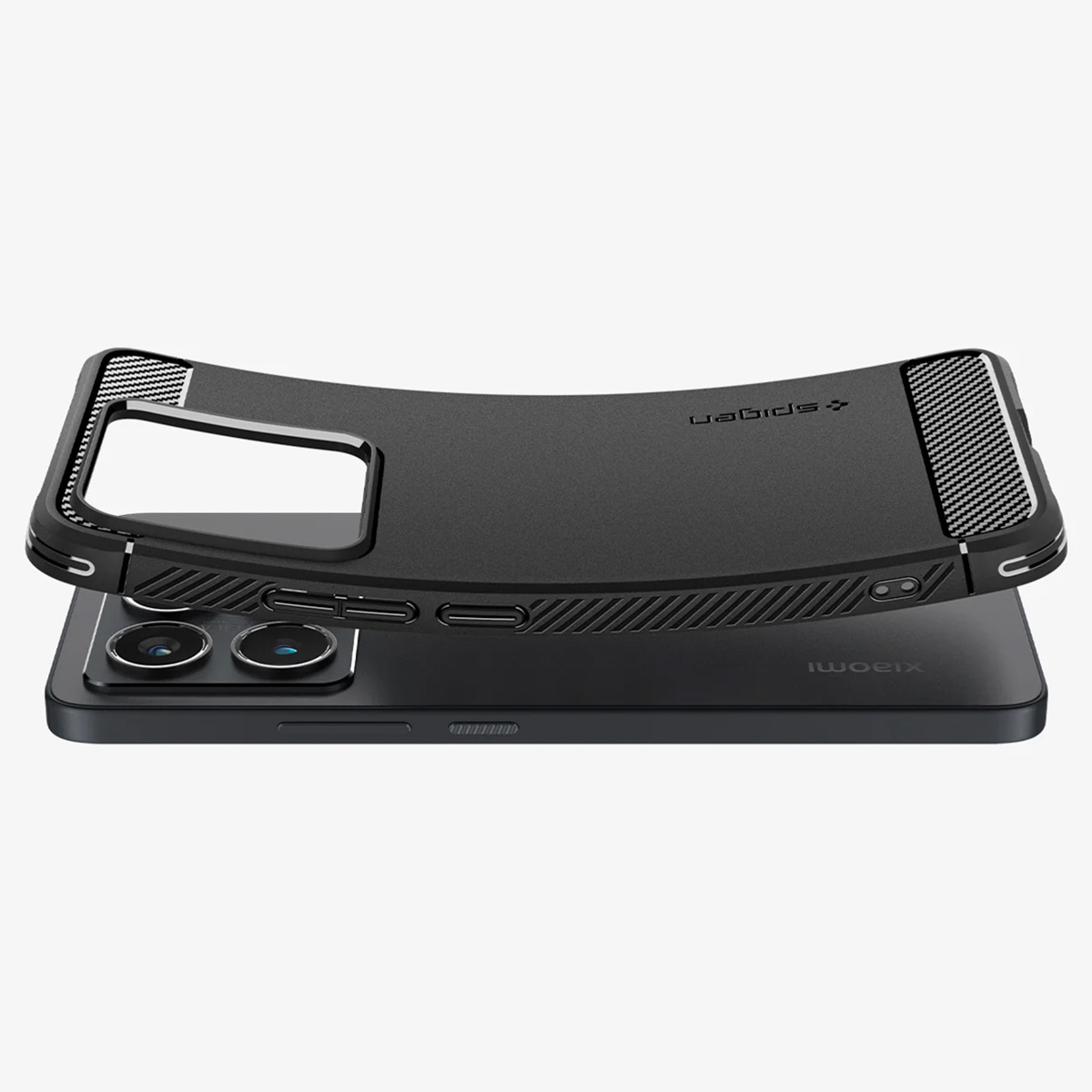 Telefono Xiaomi con custodia protettiva nera. La custodia ha un design in fibra di carbonio sulla parte superiore.