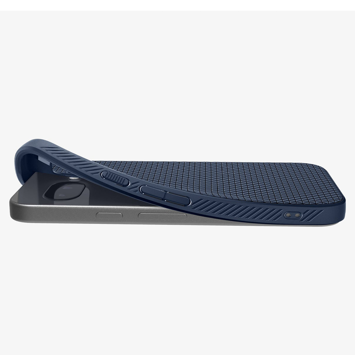 Een blauw getextureerd telefoonhoesje bedekt gedeeltelijk een telefoon op een witte achtergrond.