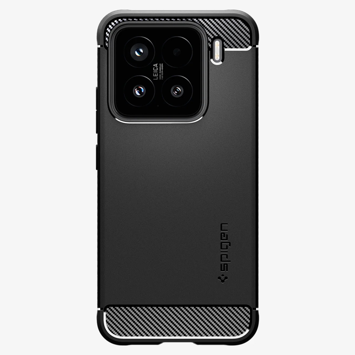 Een zwarte smartphone in een beschermhoes met een koolstofvezeldesign op een witte achtergrond.