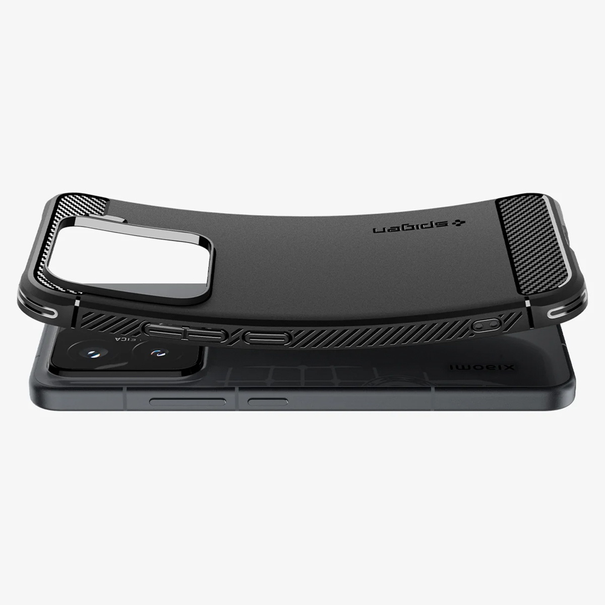 Een zwarte smartphone in een beschermhoes met een koolstofvezeldesign, met de voorkant naar beneden liggend.