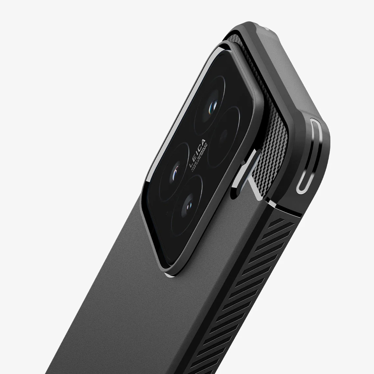 Een close-up van een zwarte telefoonhoes met een cameralensbeschermer op een witte achtergrond.