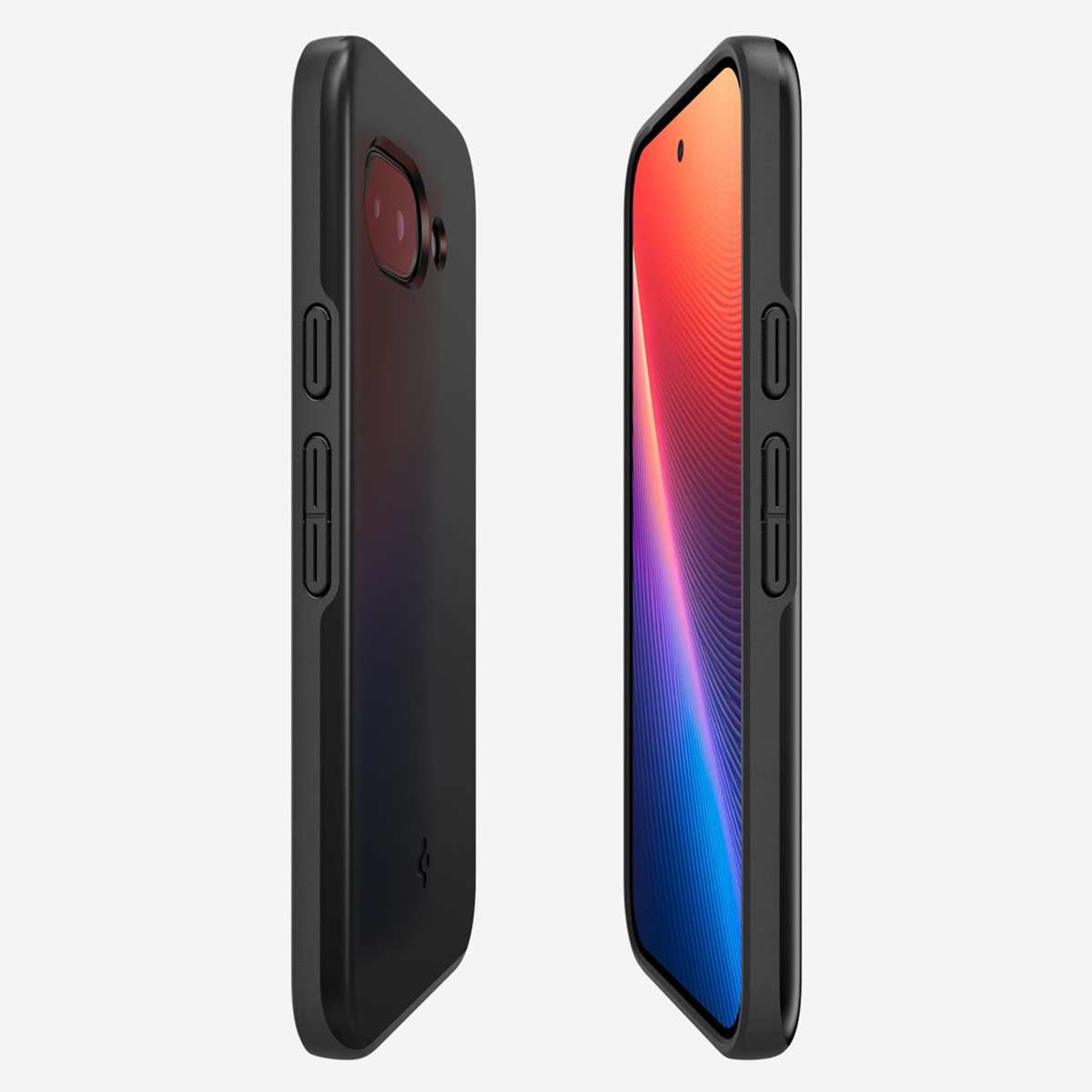 Deux téléphones dans des étuis noirs sont présentés côte à côte sur un fond blanc.