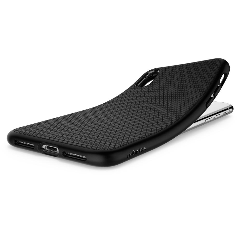 Een zwarte telefoonhoes met een gestructureerde achterkant wordt getoond op een smartphone.