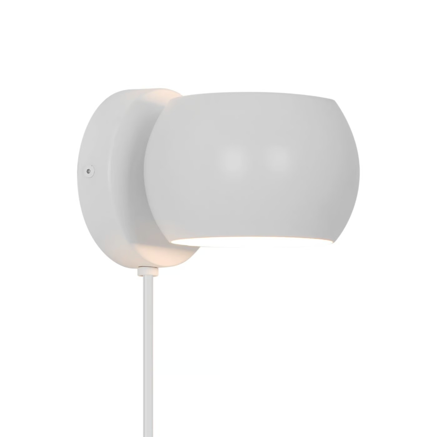 Weiße kugelf örmige Wandlampe mit Kabel, die einen sanften Schein vor einem weißen Hintergrund abgibt.