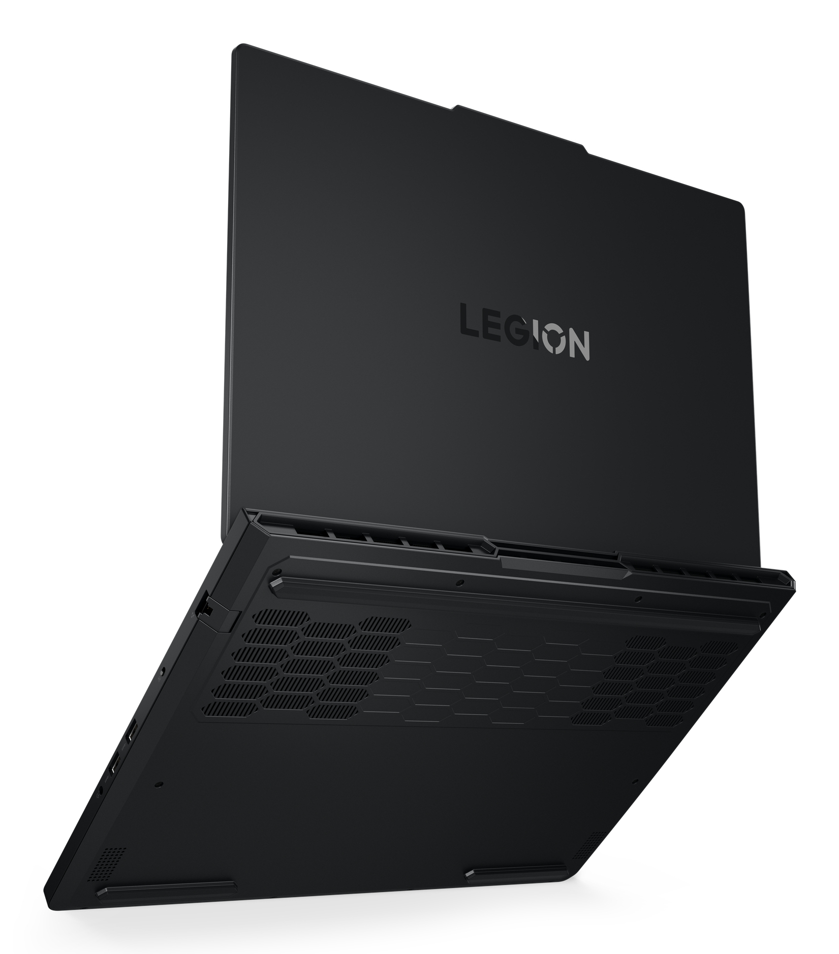 Czarny laptop Lenovo Legion, widziany od dołu. Logo Legion jest widoczne na pokrywie. Na białym tle.