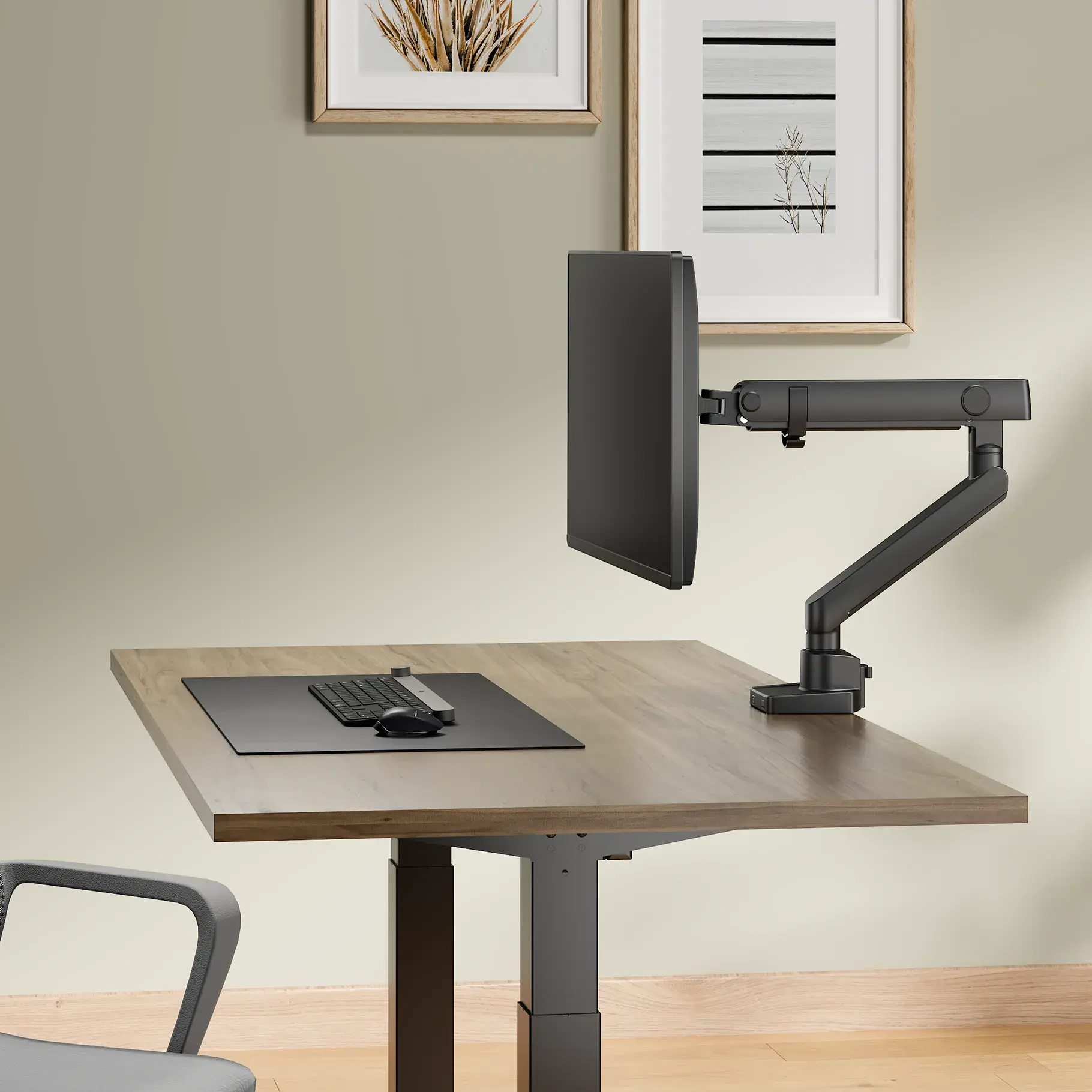 Un moniteur est monté sur un bureau avec un bras de moniteur noir dans une pièce décorée.