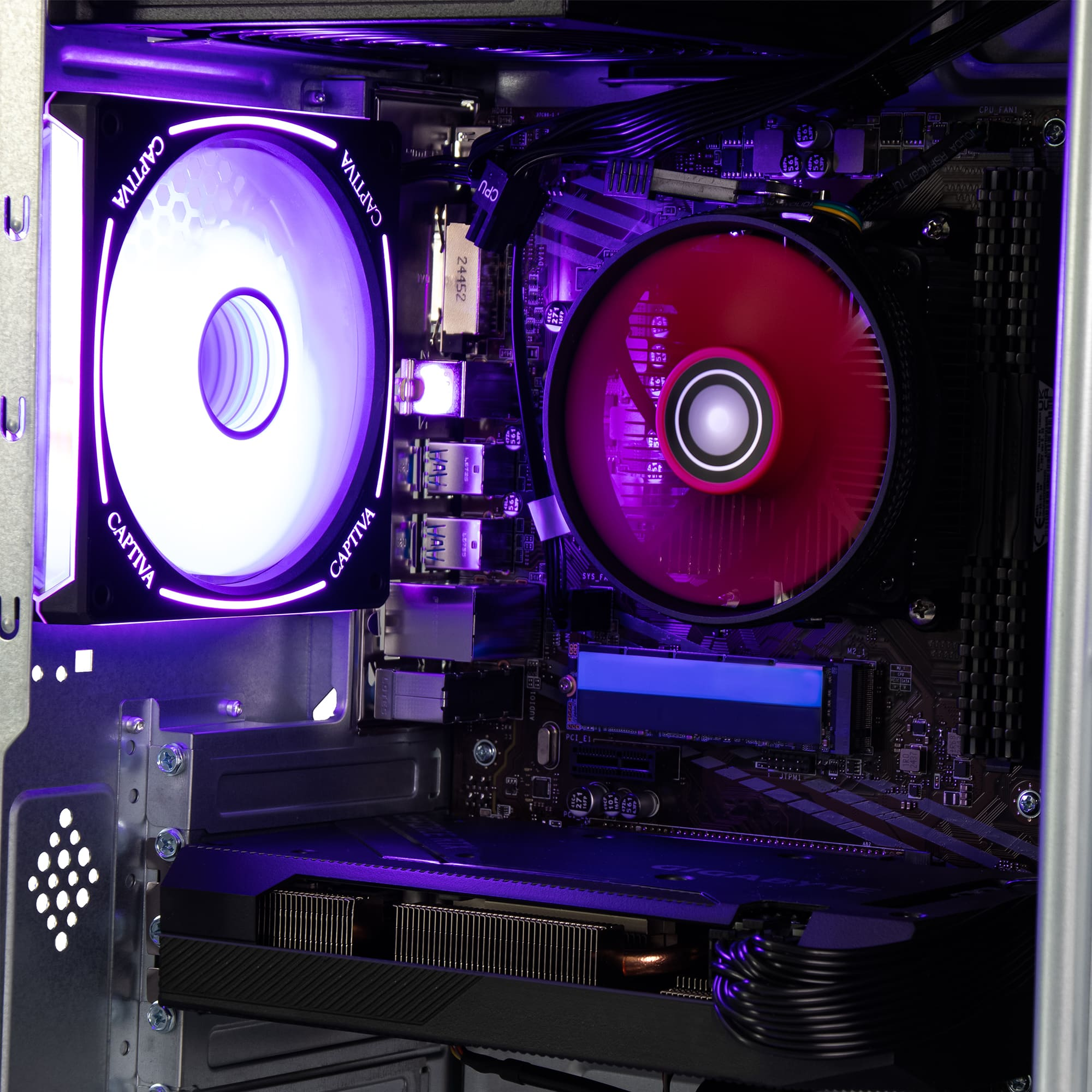 Het interieur van een computer wordt getoond met een CPU-ventilator, GPU, RAM en moederbord.