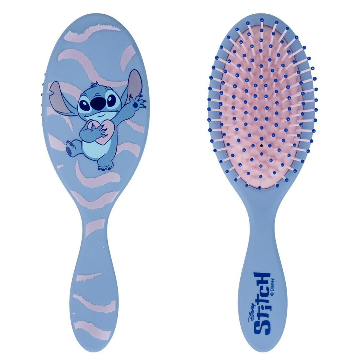 Un cepillo para el cabello azul con un diseño de Stitch en un lado y cerdas rosas en el otro, sobre un fondo blanco.