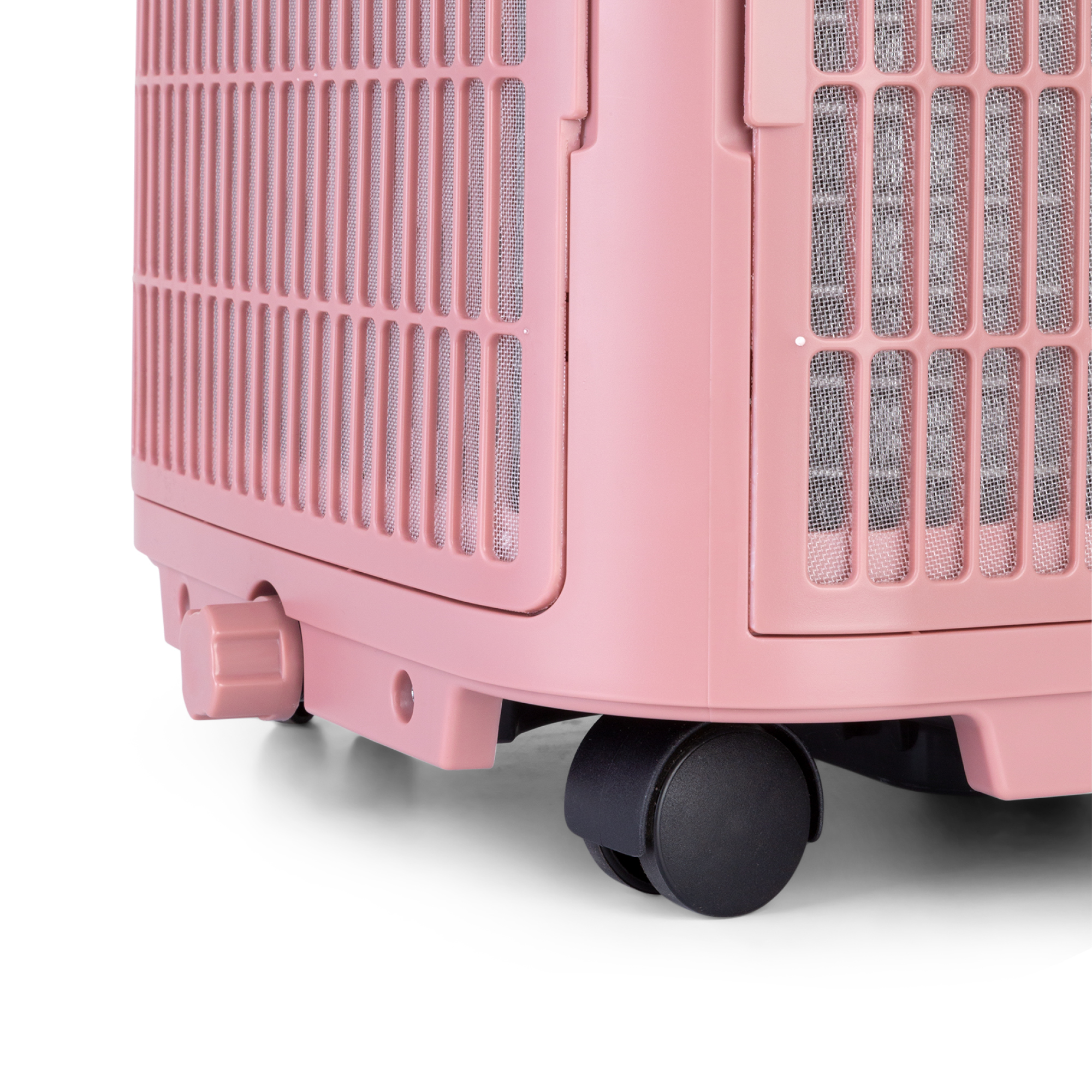 Primo piano di un purificatore d'aria rosa con ruota nera su superficie bianca.