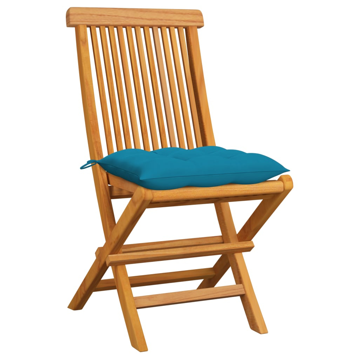 Ein Holzklappstuhl mit blauem Kissen auf weißem Hintergrund.