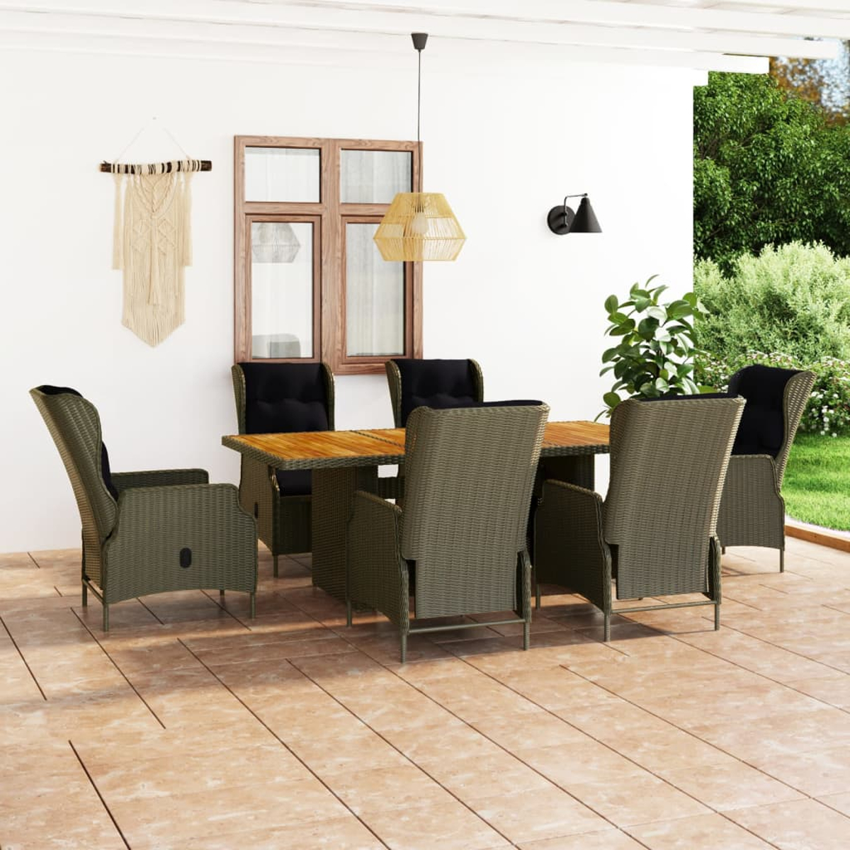 Eine Essgruppe für den Außenbereich mit sechs Stühlen und einem Holztisch steht auf einer Terrasse mit Gartendekoration.