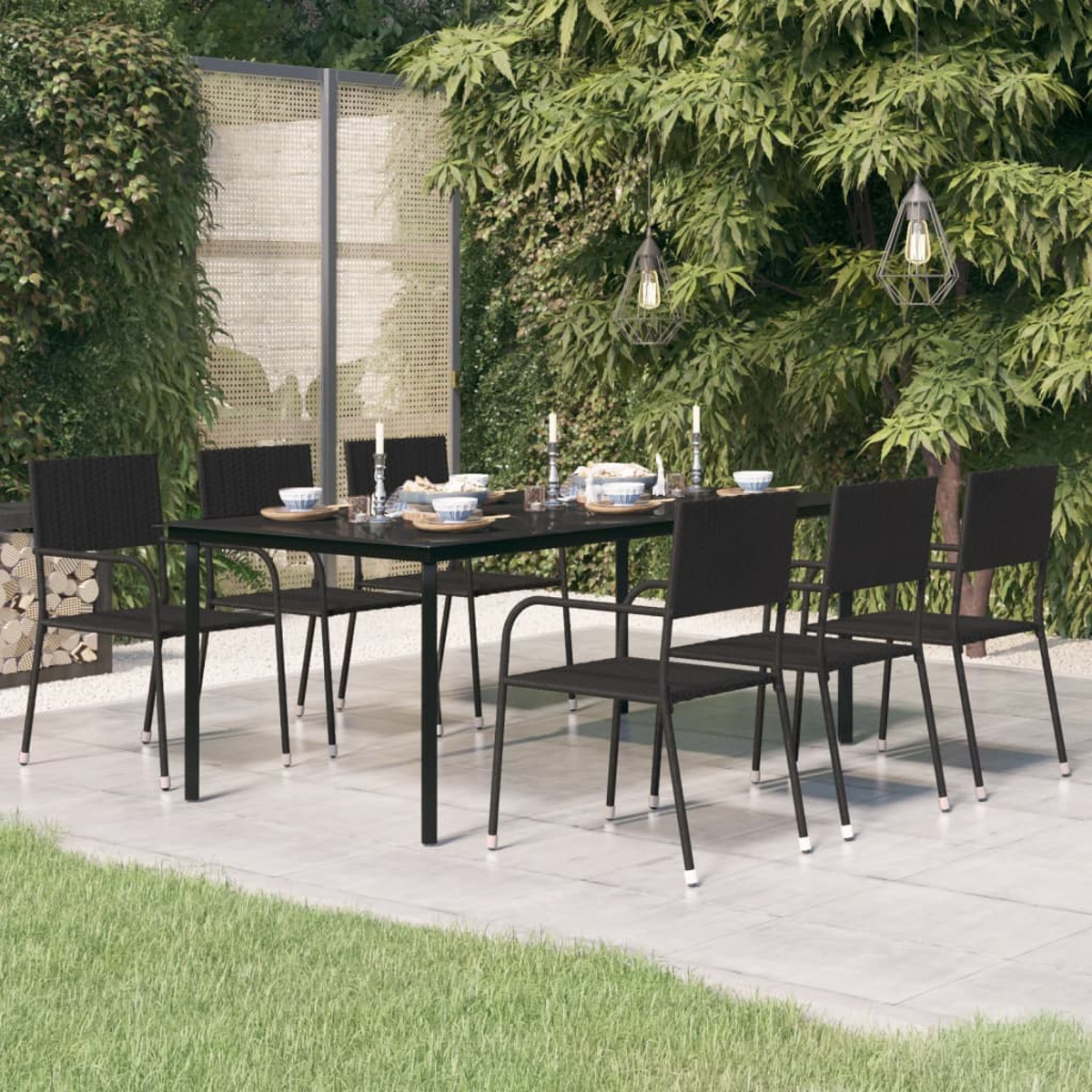 Ein Ess-Set für den Außenbereich mit schwarzem Tisch und Stühlen. Die Szene spielt in einem Garten mit Pflanzen und Hängelampen.