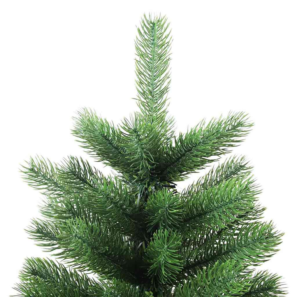 Eine Nahaufnahme des oberen Teils eines künstlichen Weihnachtsbaums, der grüne Nadeln vor einem hellweißen Hintergrund zeigt.