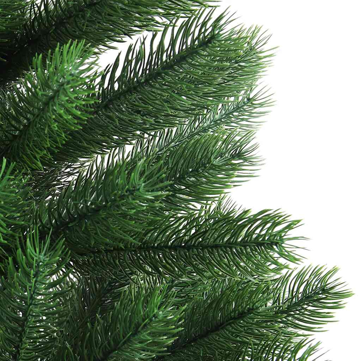 Eine Nahaufnahme von grünen künstlichen Weihnachtsnadeln vor einem strahlend weißen Hintergrund, die Textur und Detail hervorhebt.