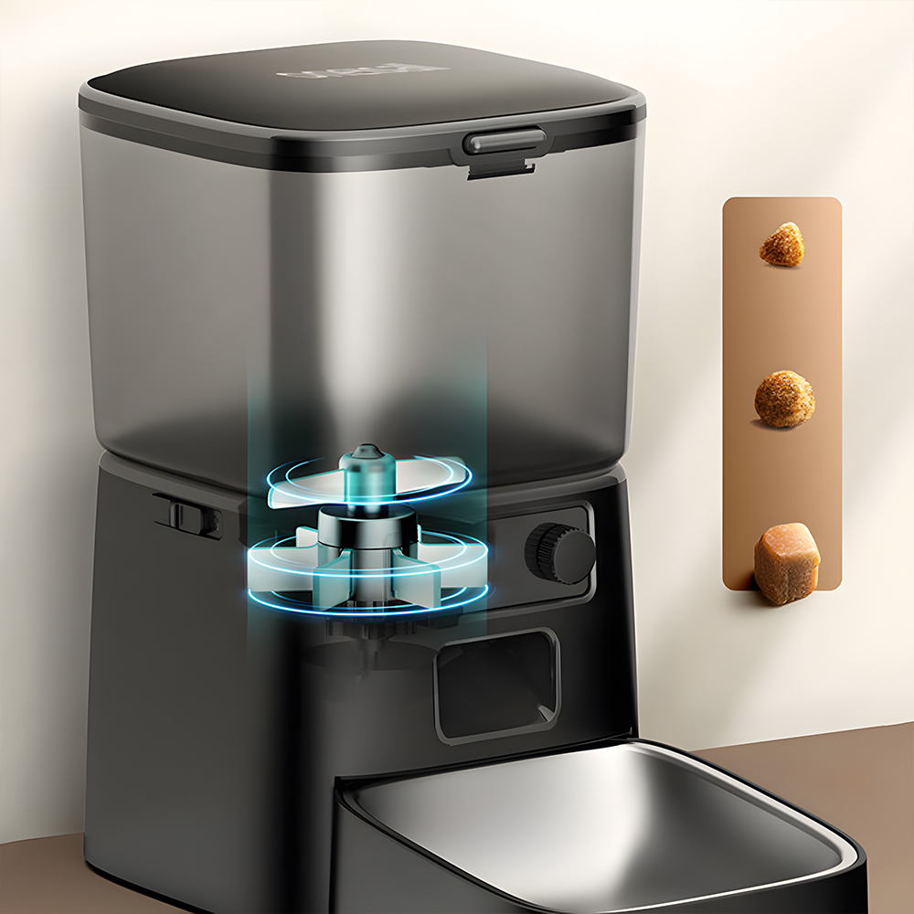 Automatyczny karmnik dla zwierząt z widocznymi częściami wewnętrznymi i karmą, pokazujący mechanizm karmienia.