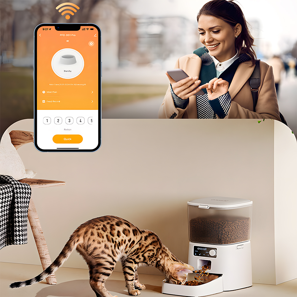 Kobieta używająca telefonu z inteligentnym karmnikiem dla zwierząt i kot jedzący z niego.