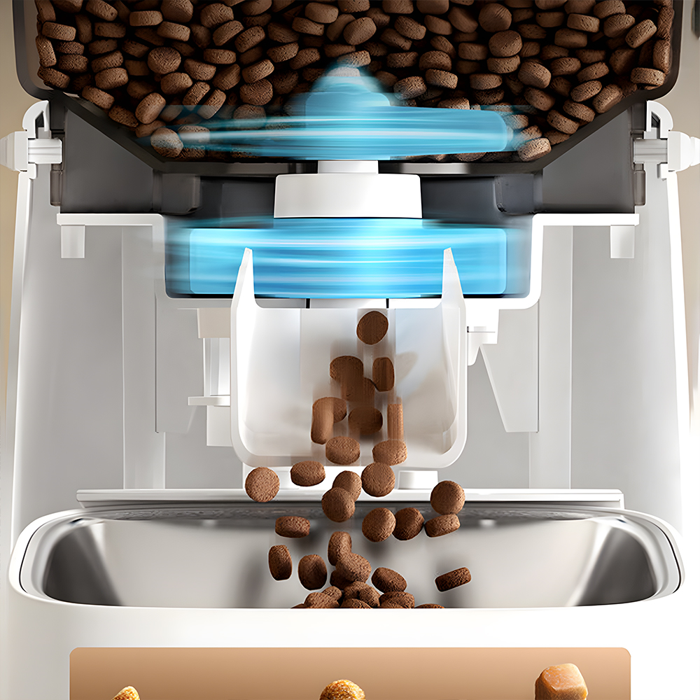 Zbliżenie automatycznego karmnika dla zwierząt wydającego karmę do miski, pokazujące mechanizm.