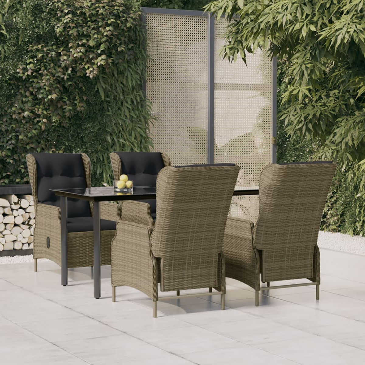 Outdoor-Essgruppe mit vier Korbstühlen und einem Glastisch auf einer Terrasse, umgeben von Grün.