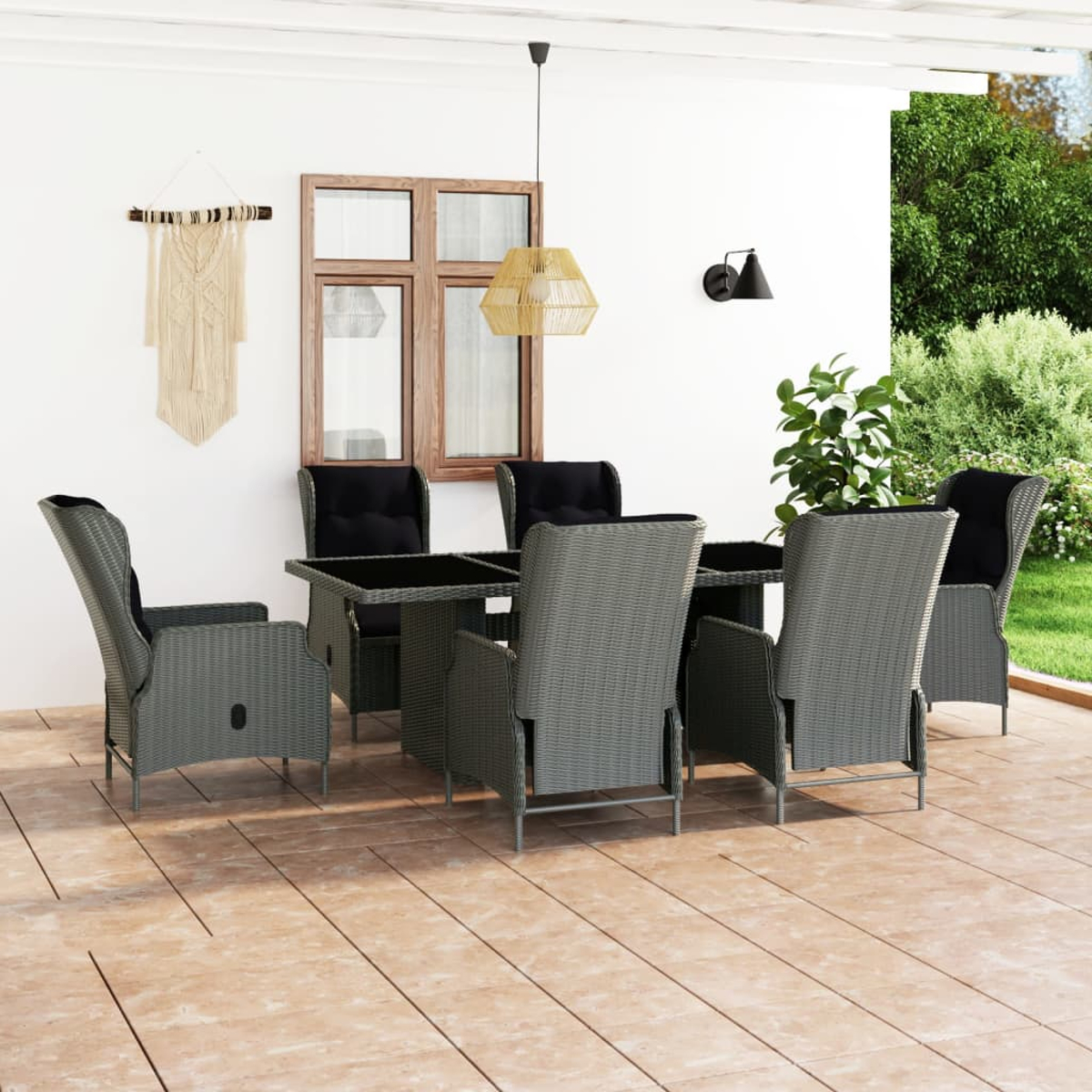 Outdoor-Essgruppe mit grauen Korbstühlen und dunklen Kissen auf einer gefliesten Terrasse.