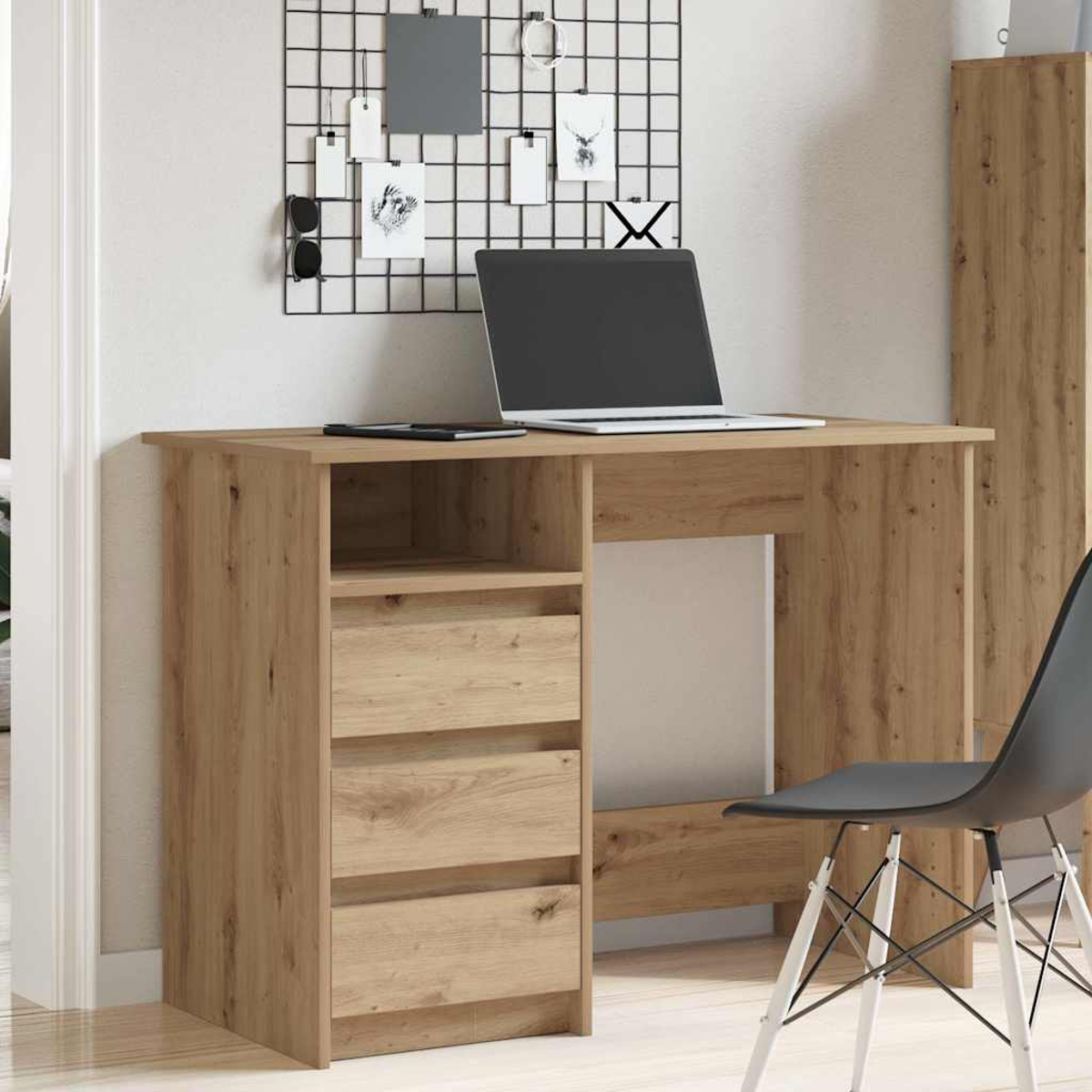 Ein Holzschreibtisch mit Laptop, Gittertafel und Stuhl. Drei Schubladen und ein Regal sind vorhanden.