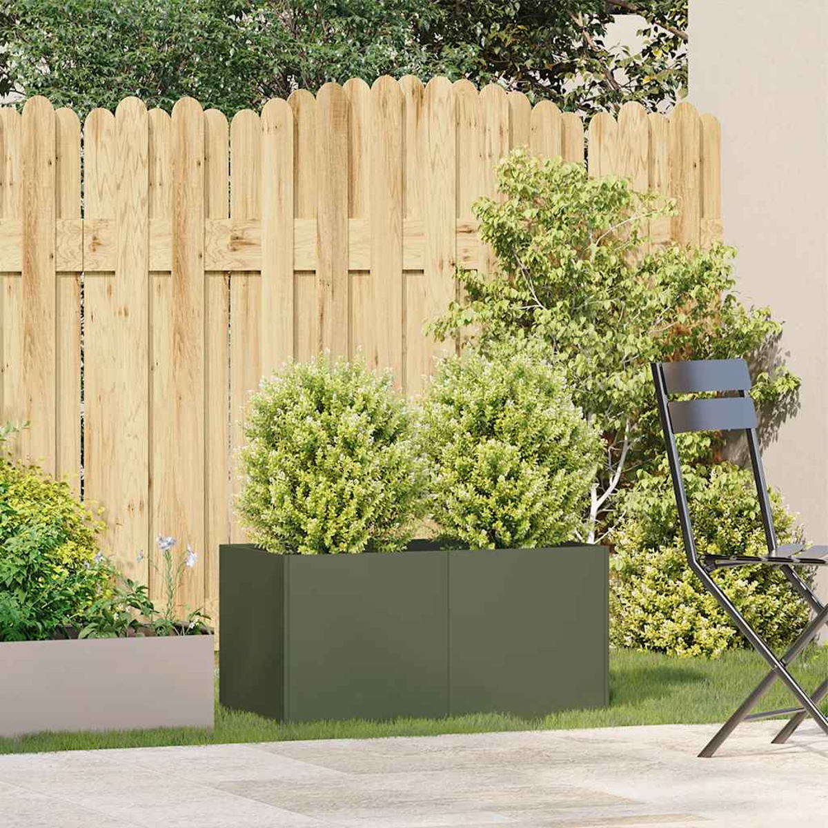 Scena all'aperto con una fioriera verde, cespugli, una sedia e una recinzione di legno sullo sfondo.