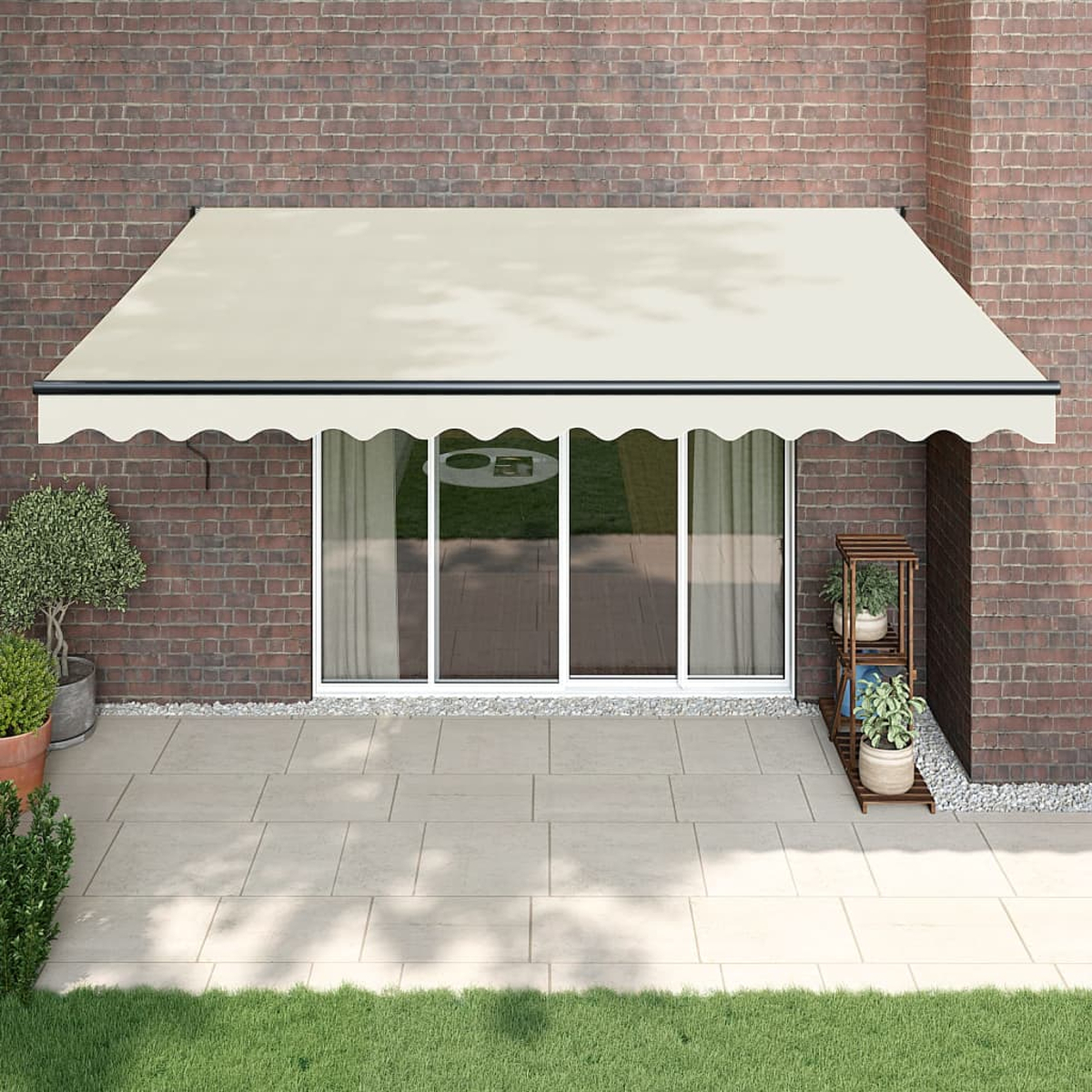 Eine cremefarbene Markise beschattet eine Terrasse mit Möbeln, Pflanzen und einer Backsteinmauer und wertet so den Wohnraum im Freien auf.