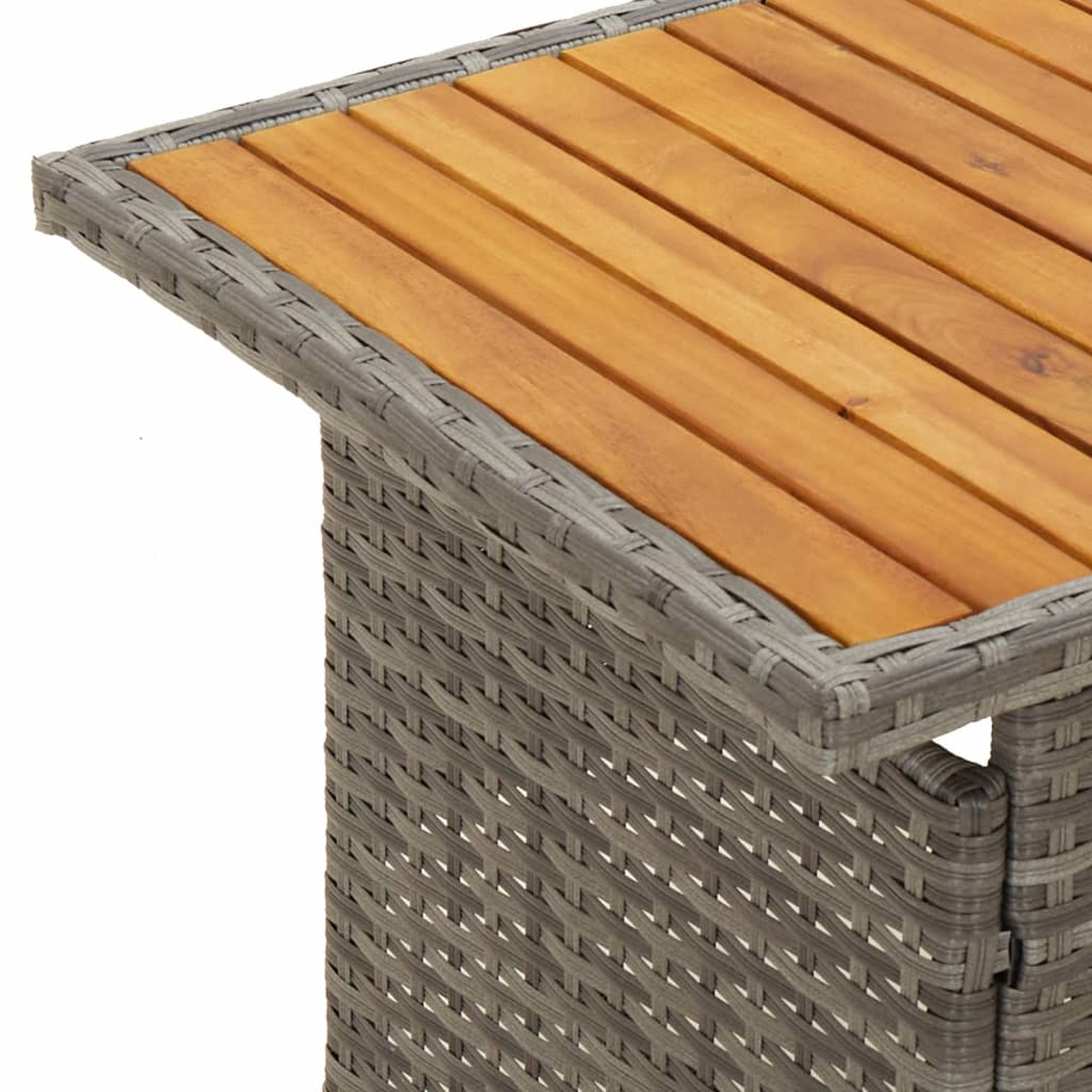Nahaufnahme einer Tischecke mit Holzplatte und gewebter grauer Seite.