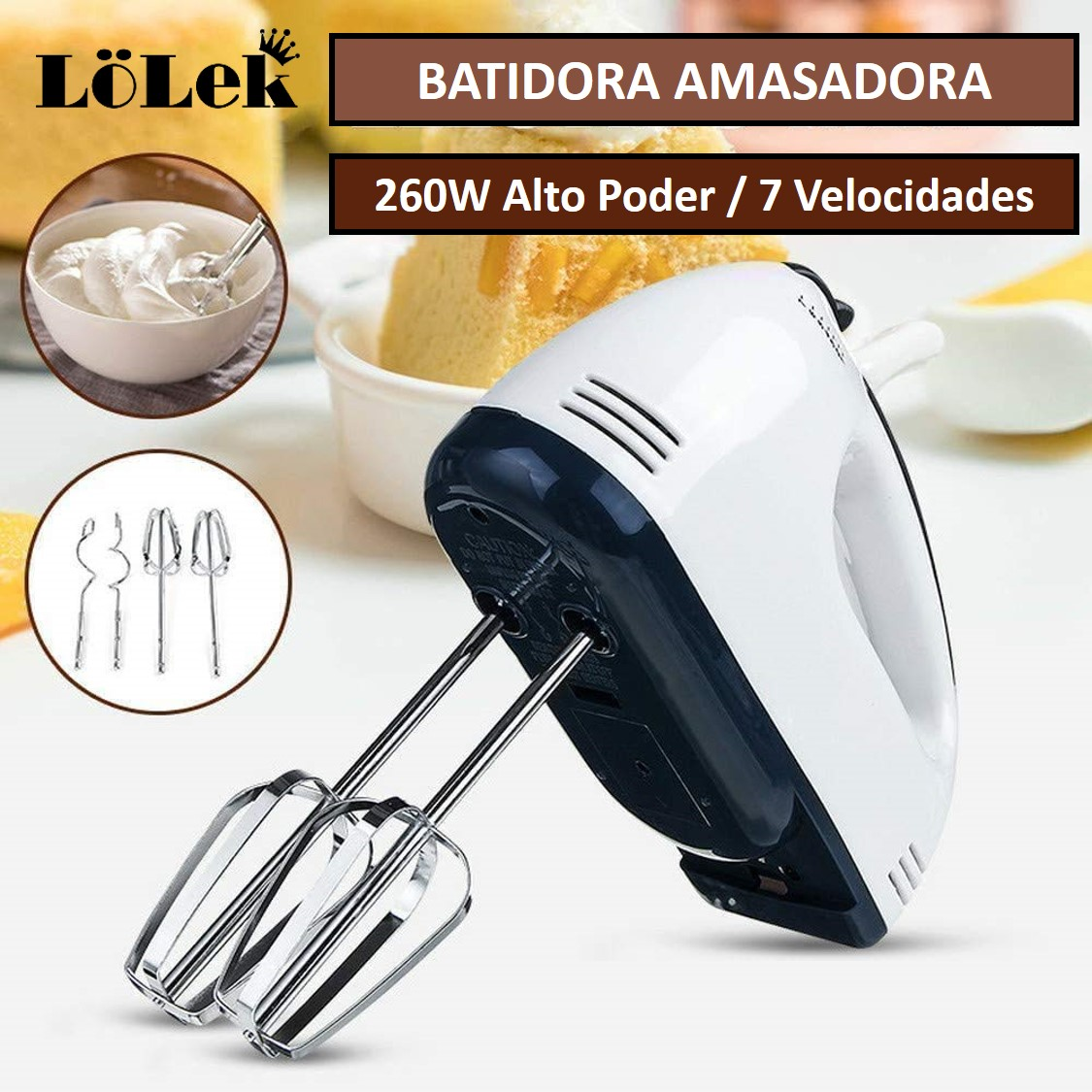 Batidora de mano blanca y azul marino con batidores, tazón de crema batida y pastel al fondo.