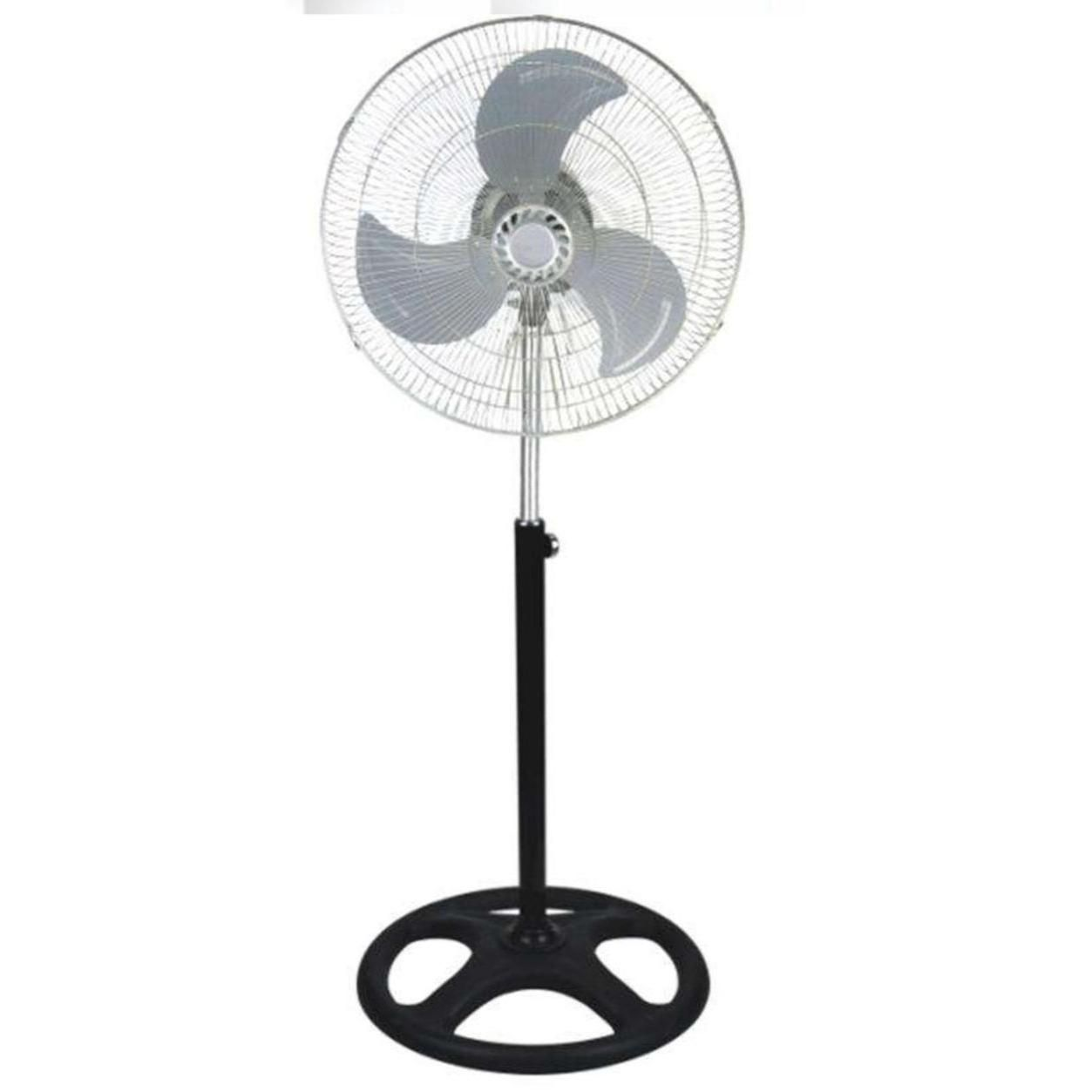 Un ventilador de pie plateado con base negra contra un fondo blanco, centrado.